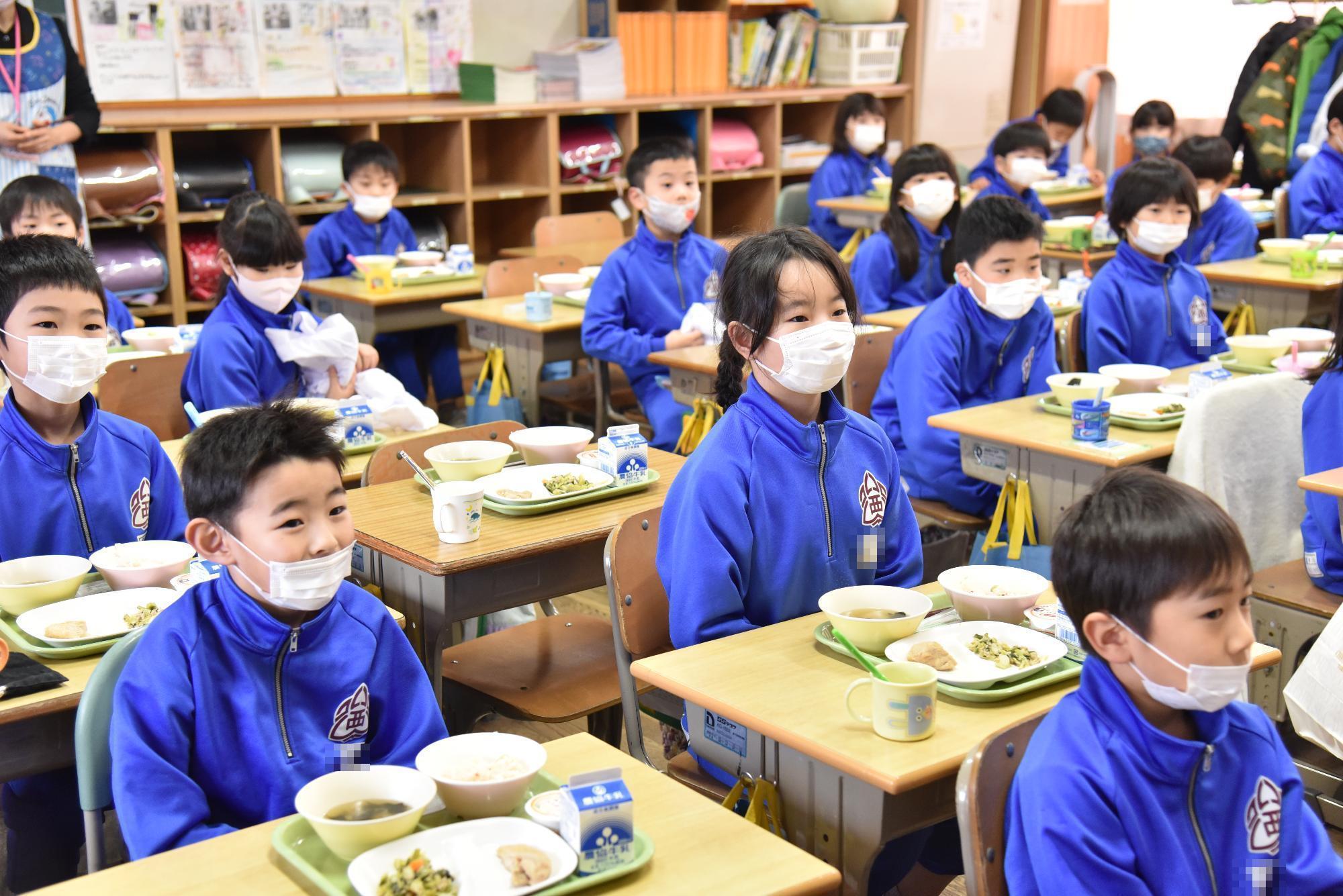給食を楽しむ様子