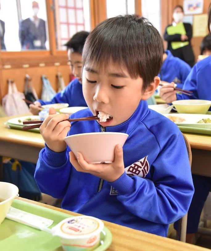 給食を楽しむ様子