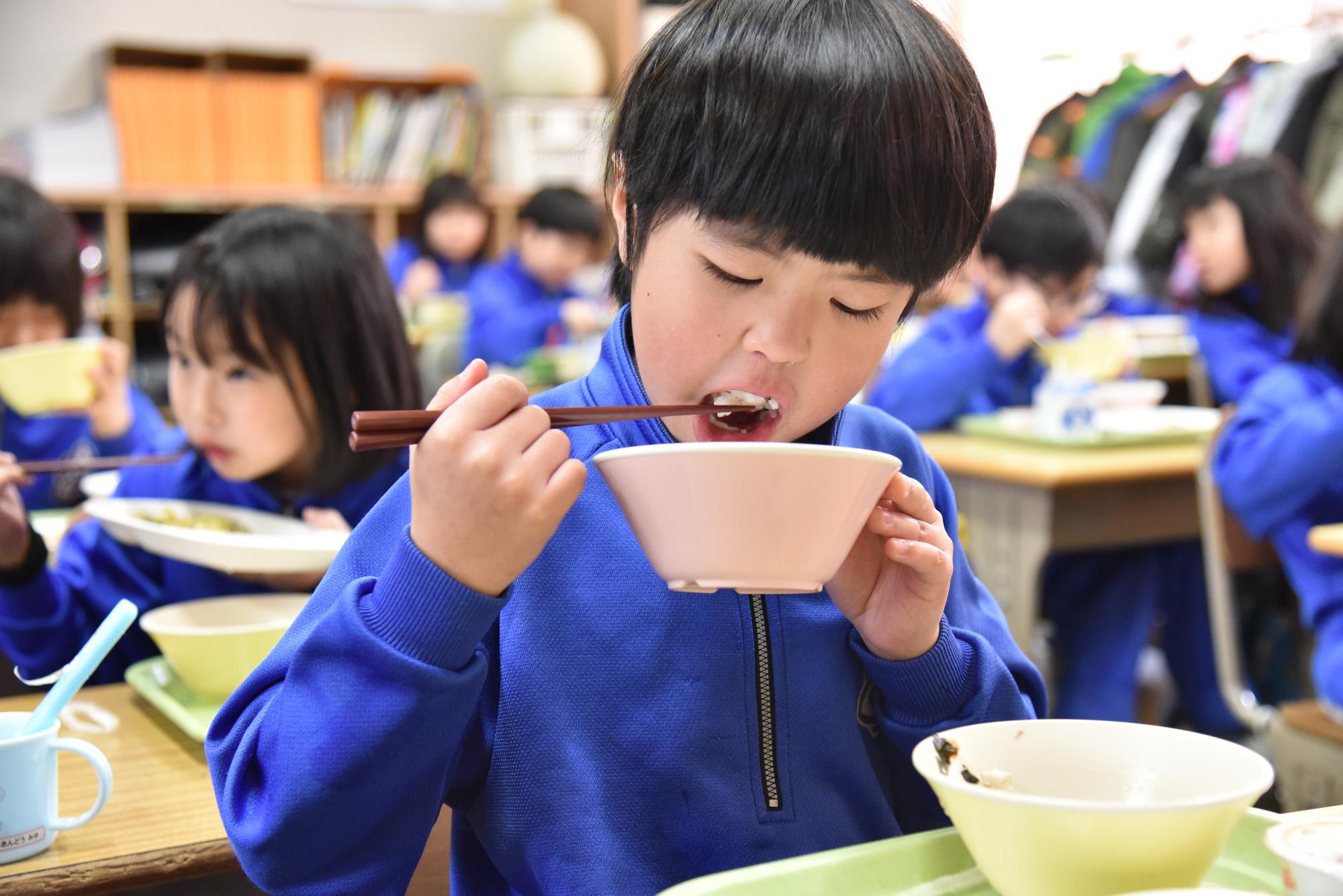 給食を楽しむ様子