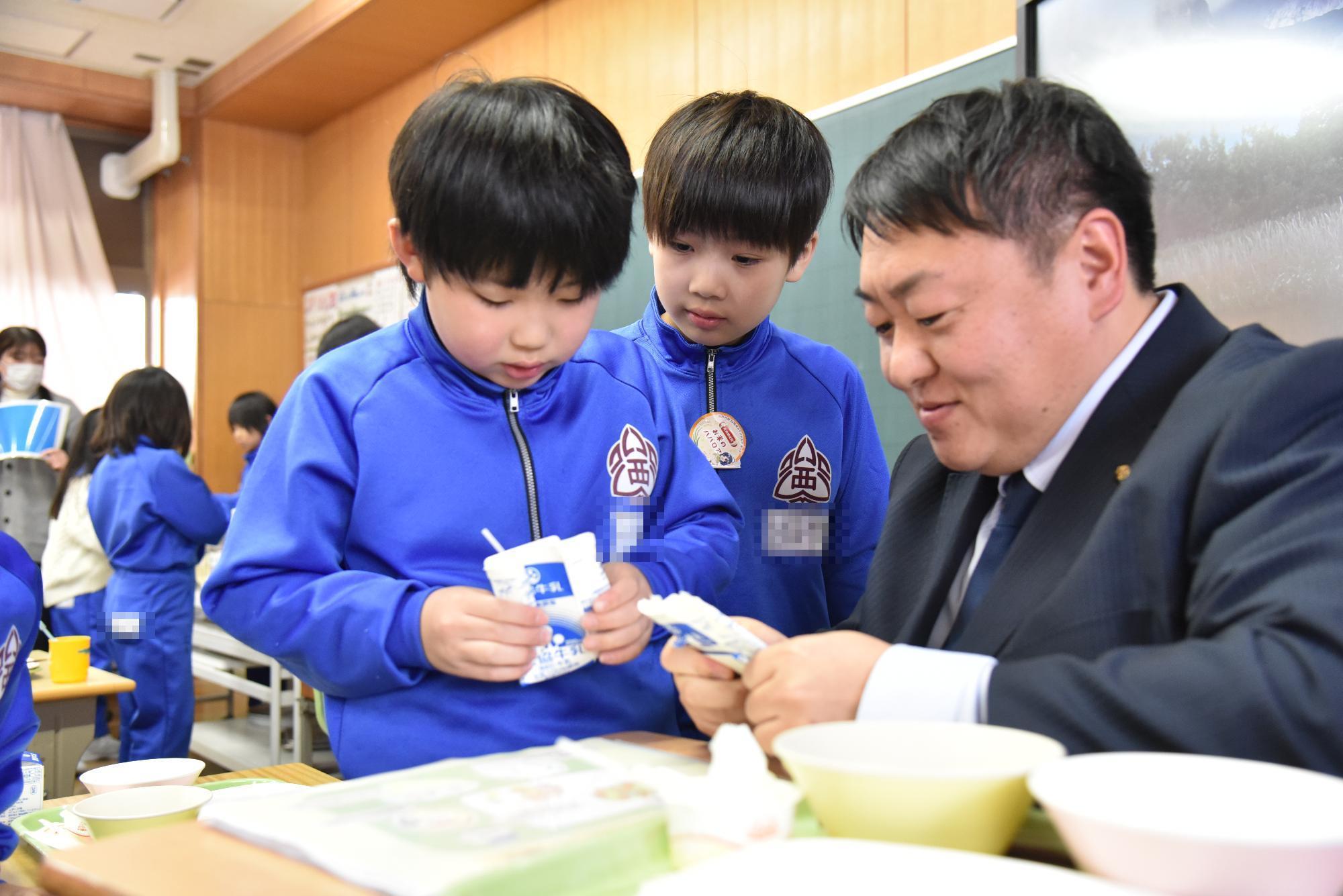 給食を楽しむ様子