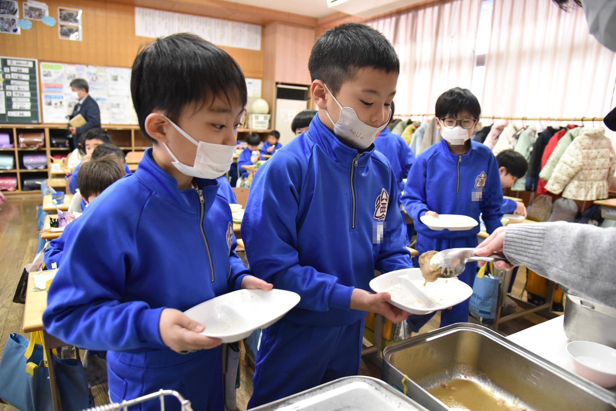 給食を楽しむ様子