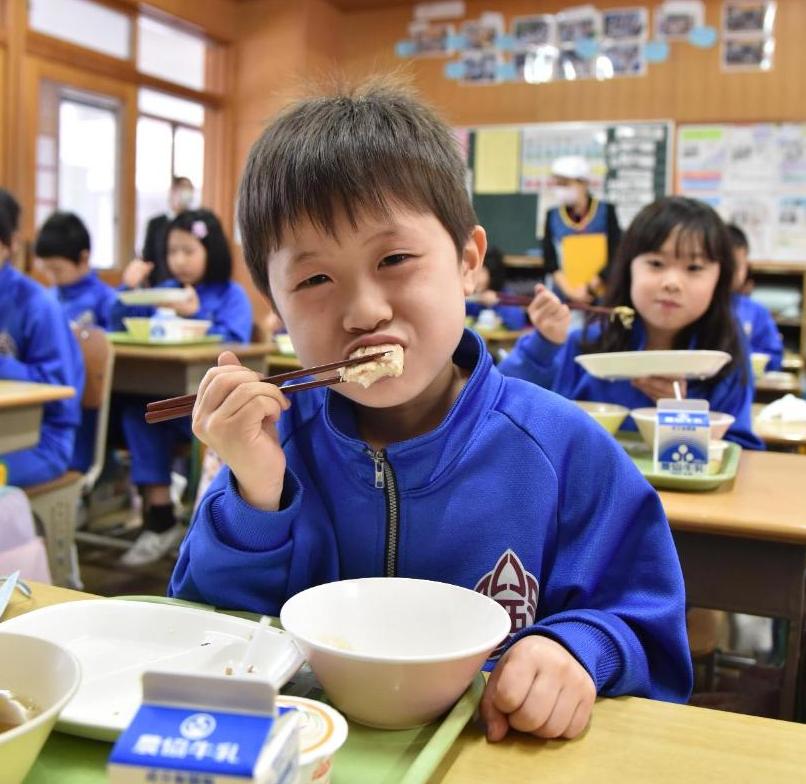 給食を楽しむ様子