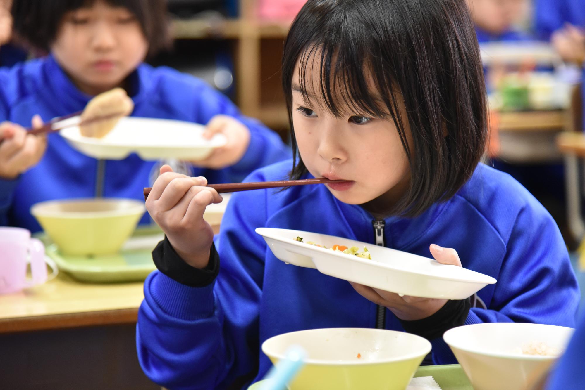 給食を楽しむ様子