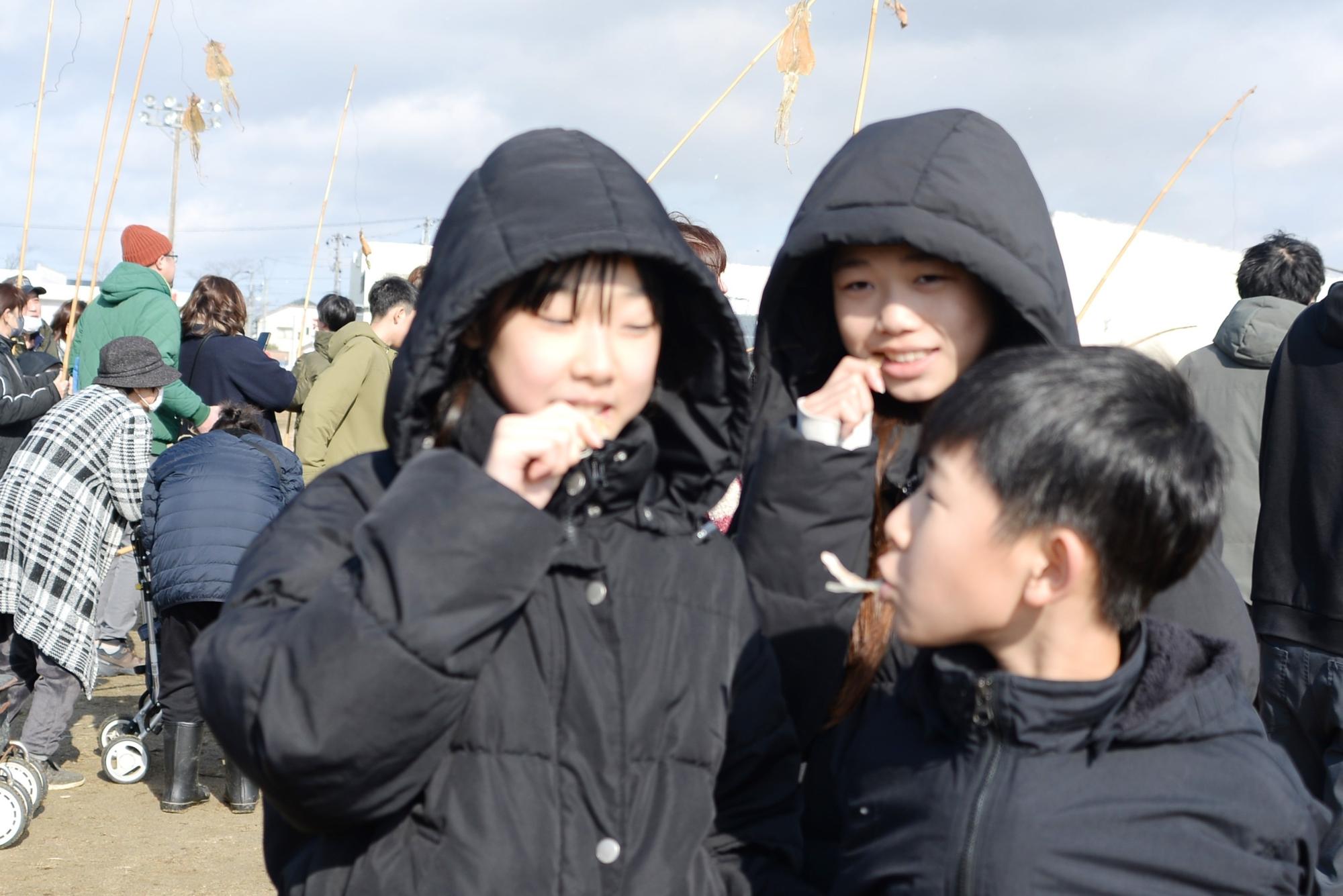 炙ったスルメを食べている様子