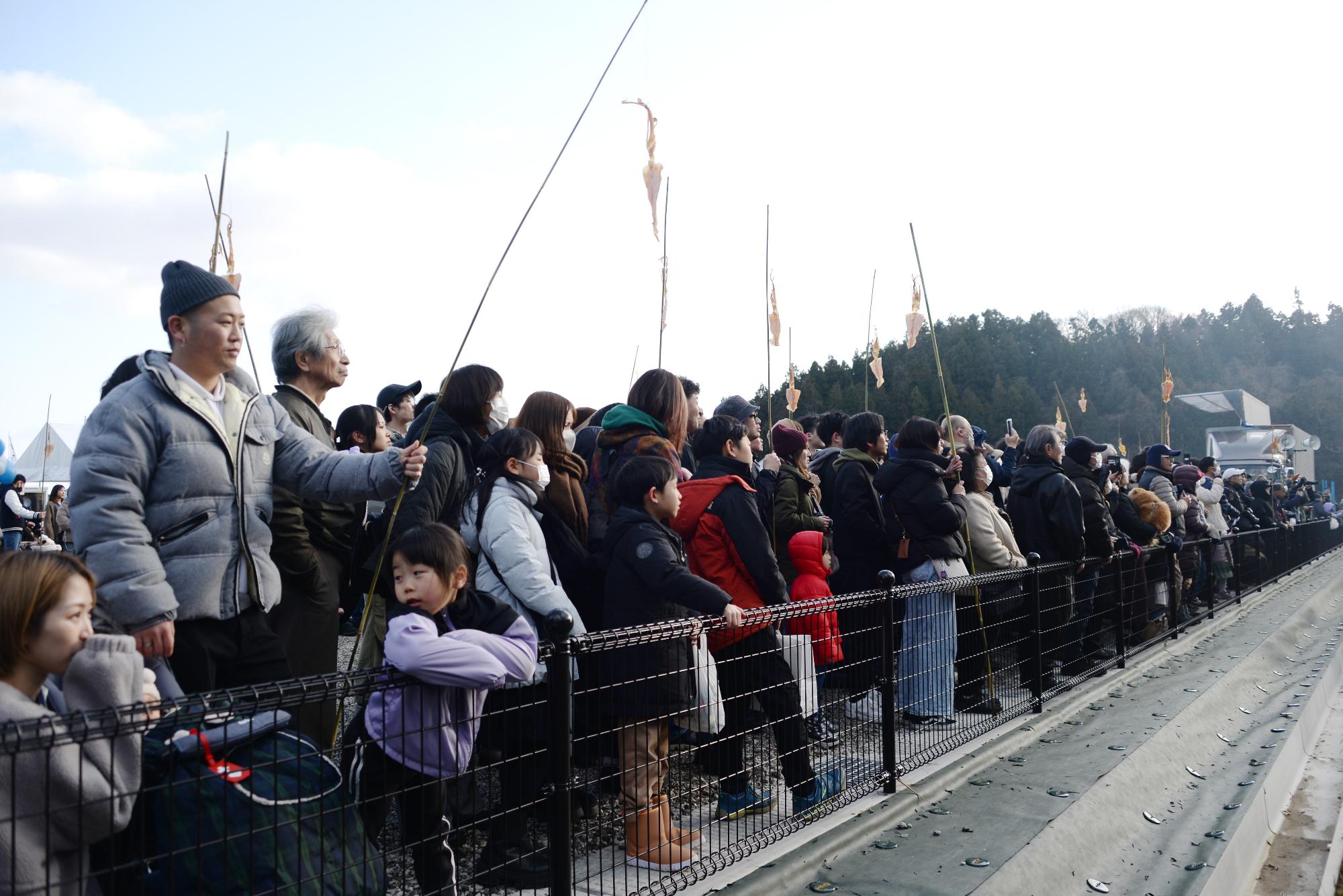 塞の神を見守る来場者