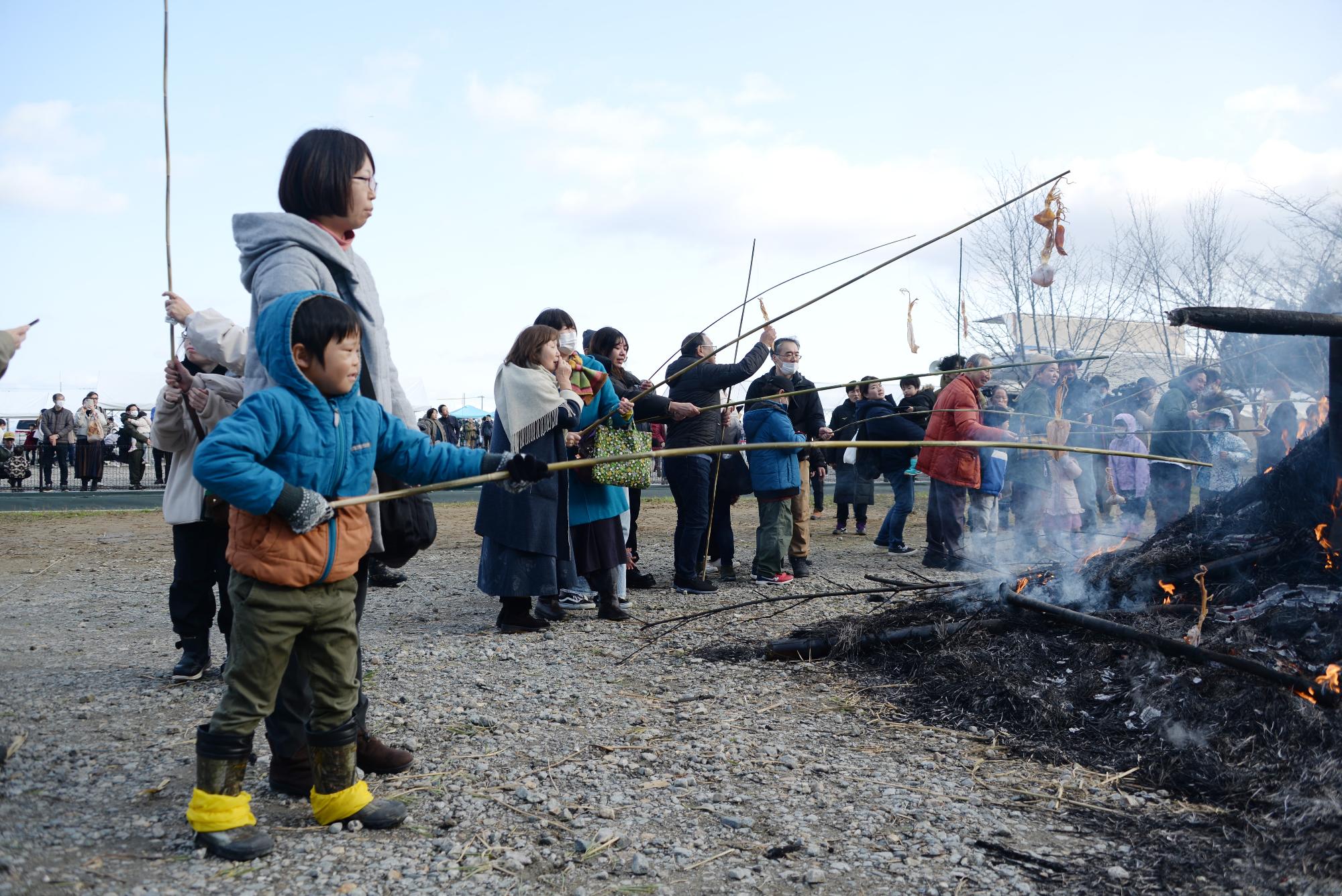 スルメを炙っている様子