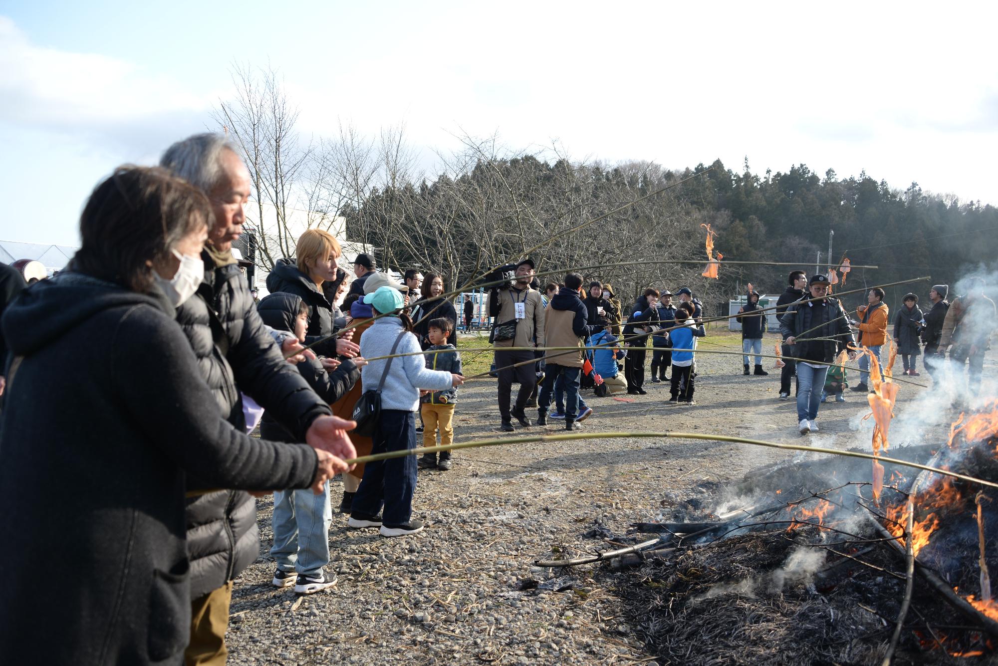 スルメを炙っている様子