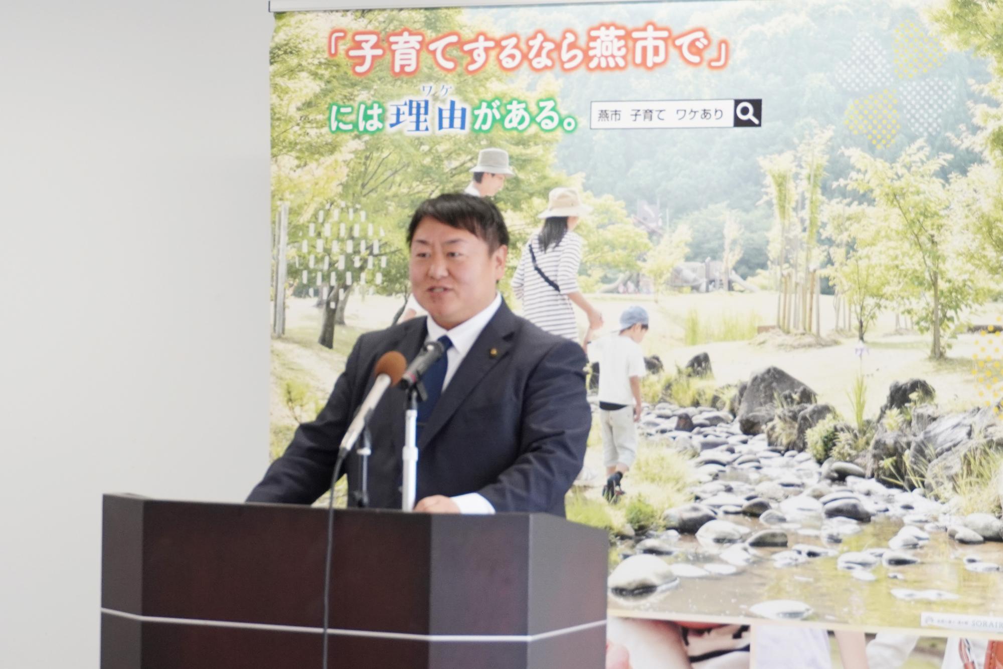 定例会見を行う市長