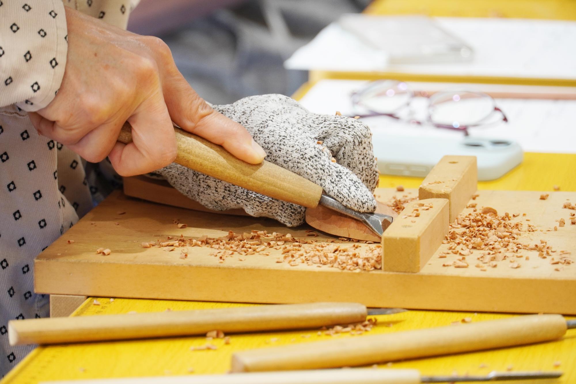 スプーンの彫っている様子