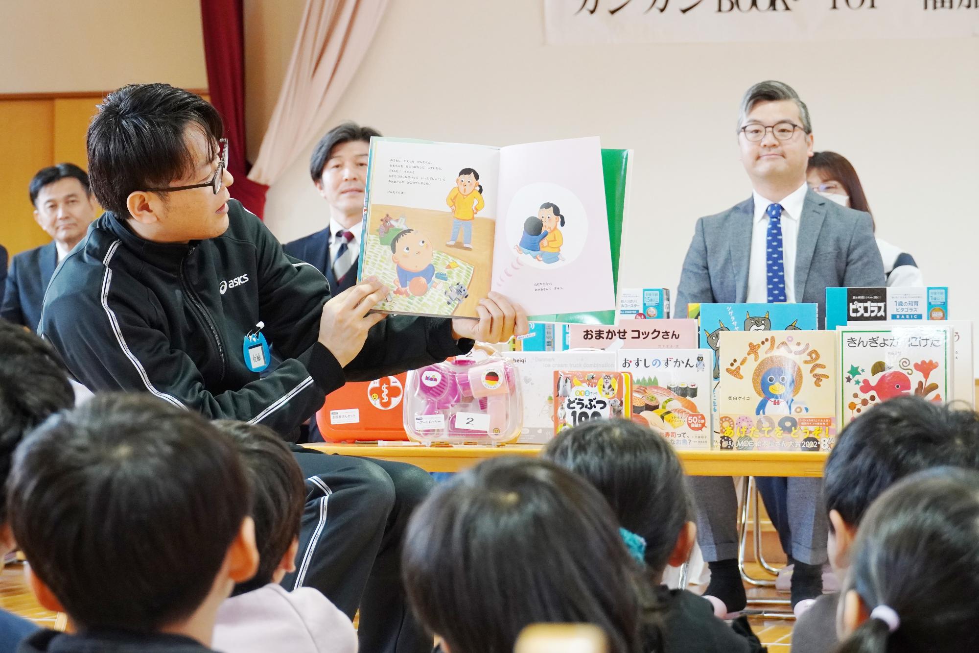 読み聞かせの様子