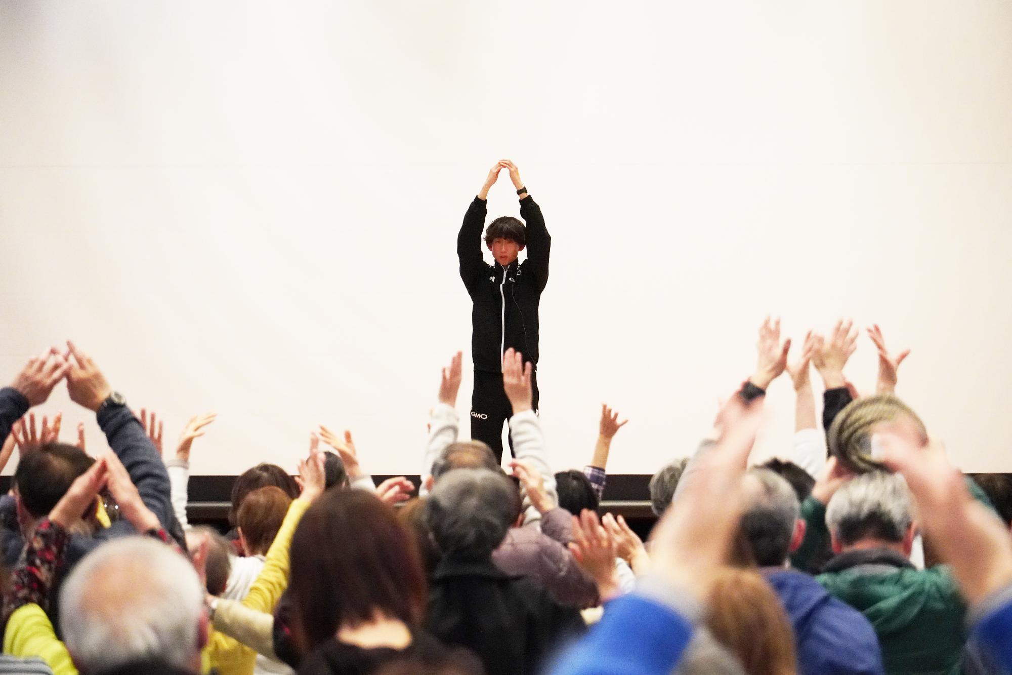 イベントの様子（参加者全員でストレッチ）