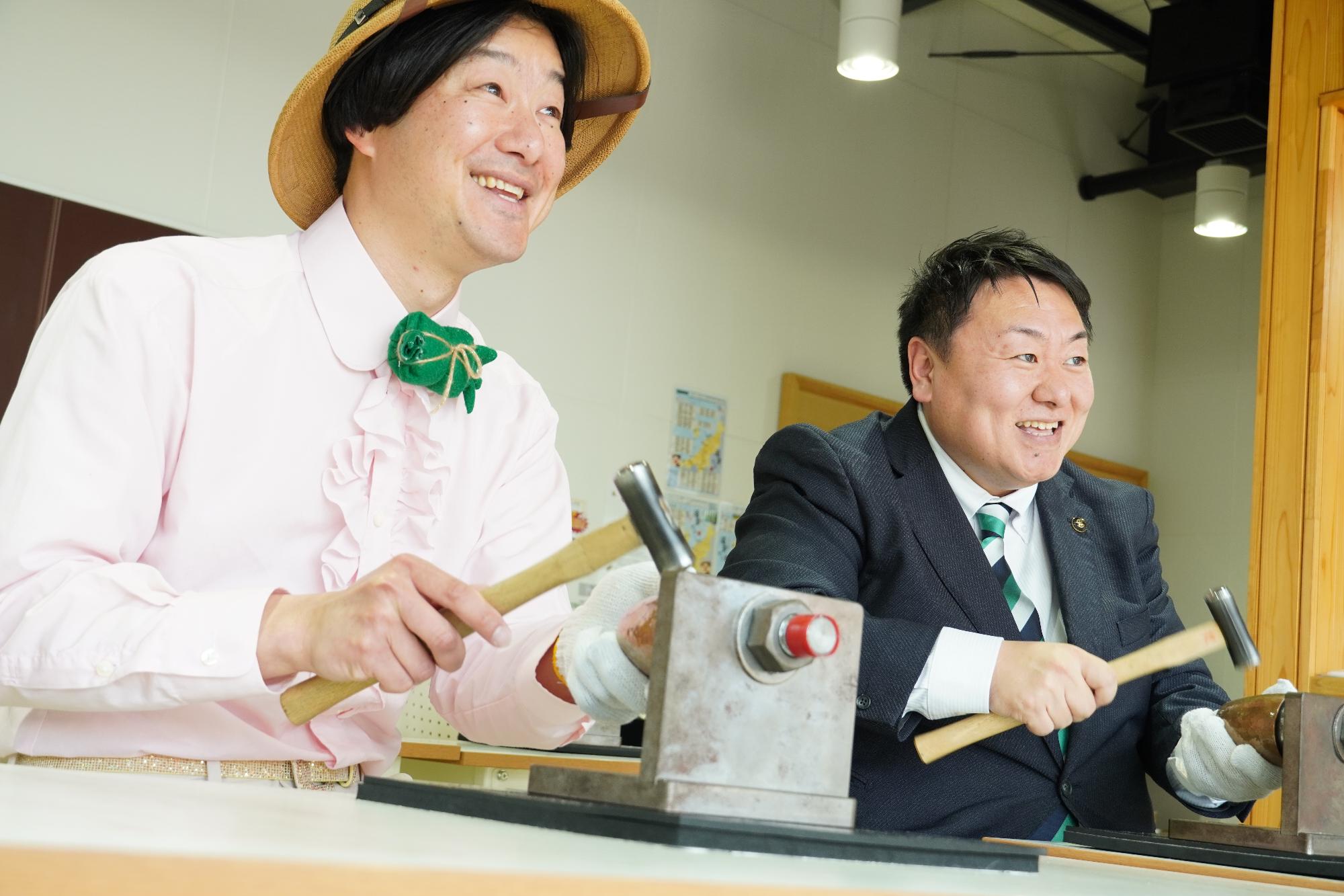 鎚起銅器を体験する市長といっすねー！山脇さん