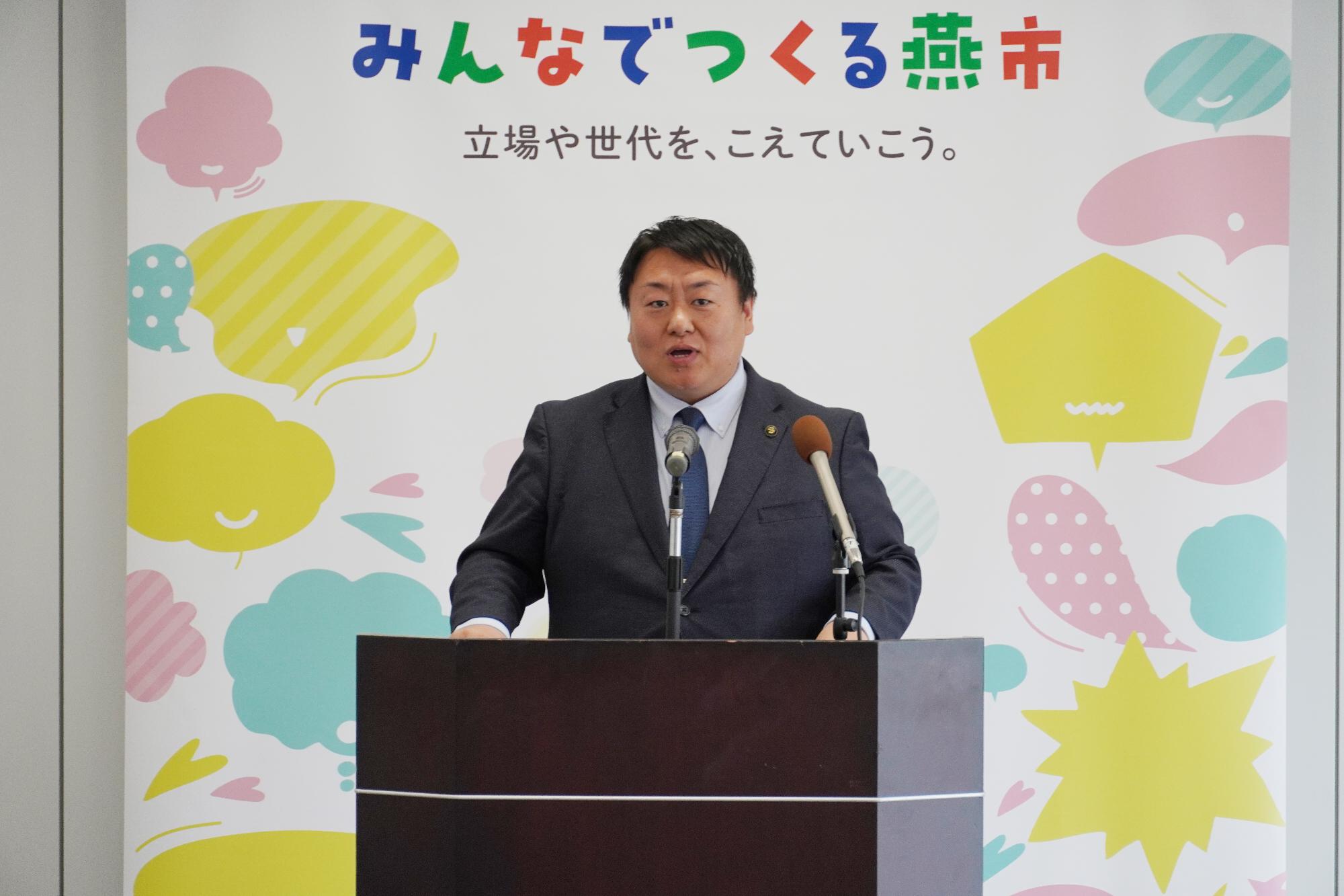 定例会見を行う市長