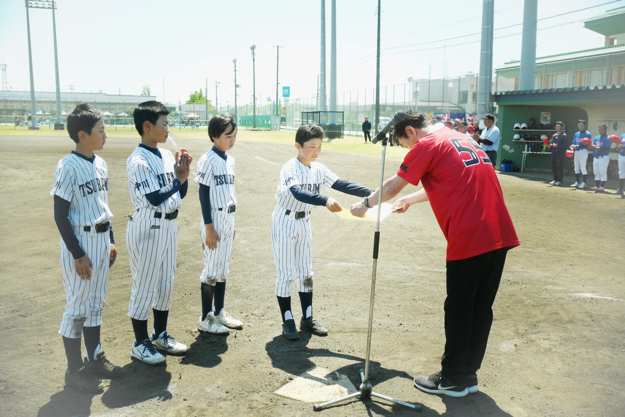 優勝したチームの代表が賞状をもらう様子