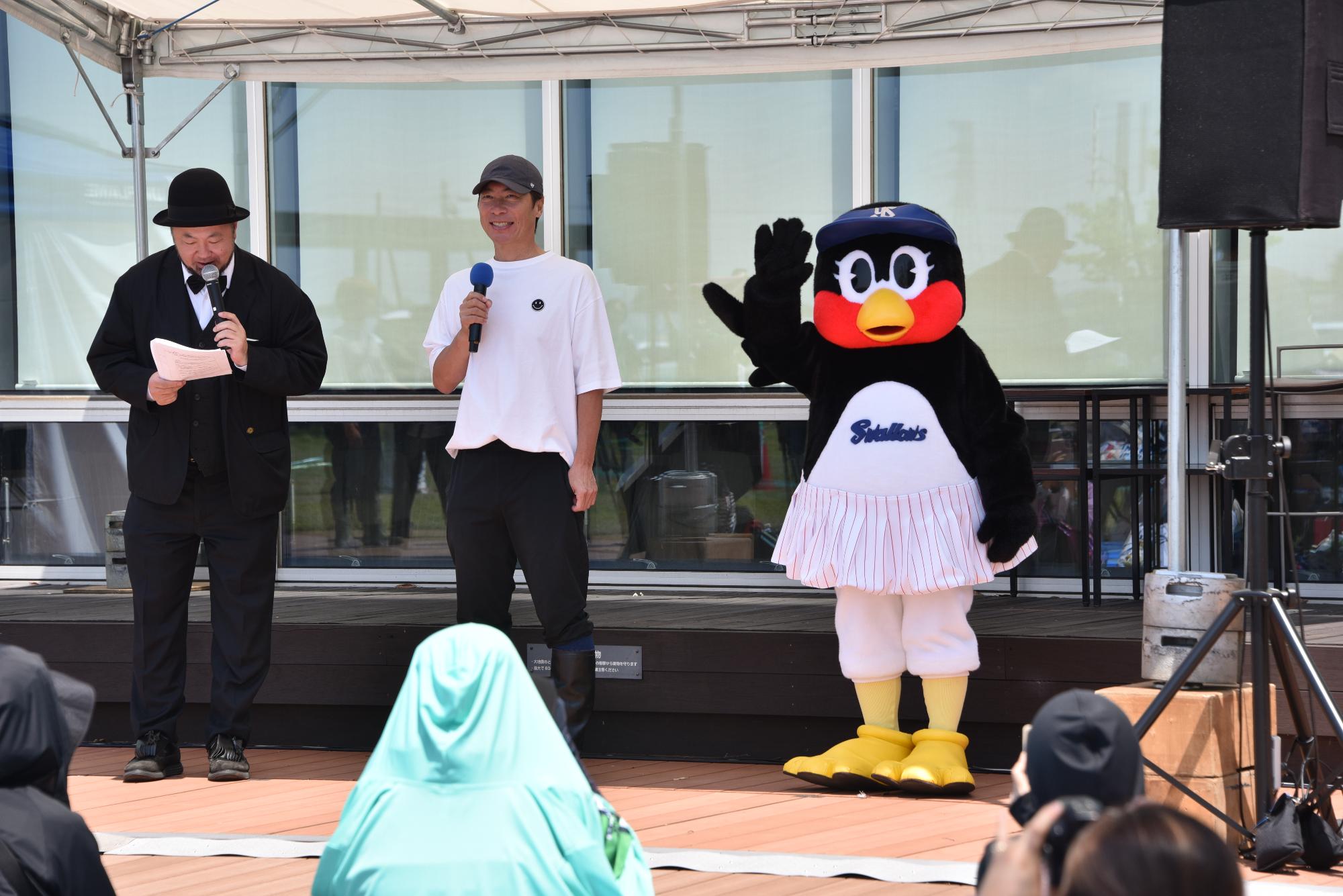 トークショーで手を振るつばみちゃん