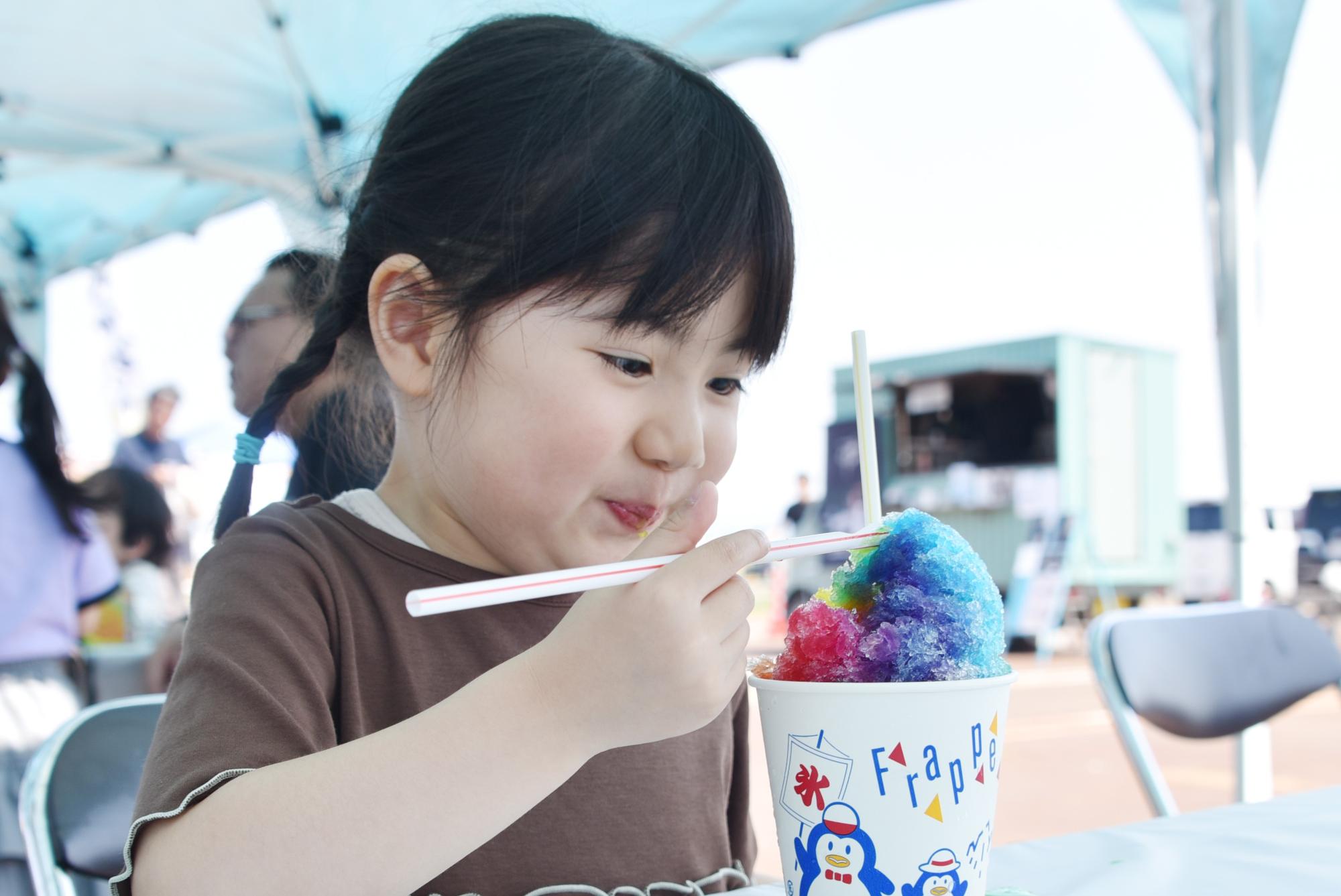 かき氷を食べる子どもの様子