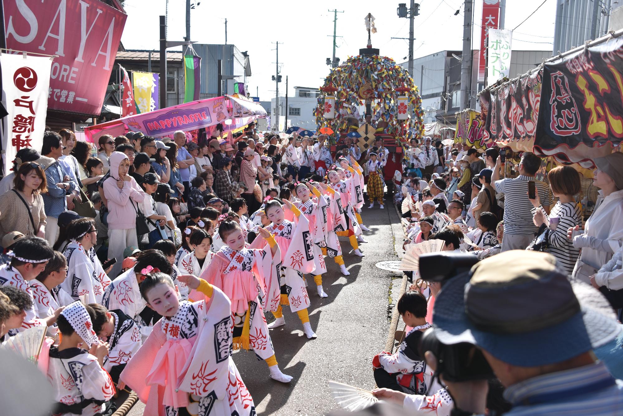 多くの人の前で一列になって踊るお玉の様子