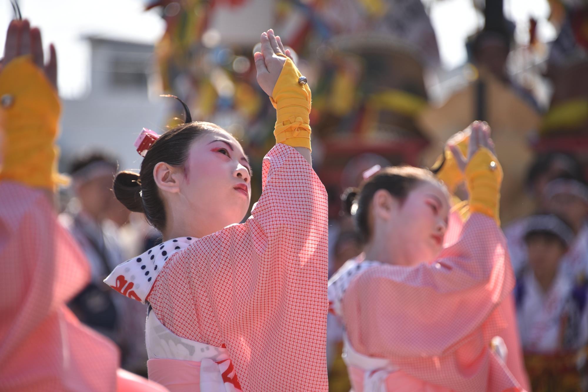 萬燈で踊り子が踊っている様子