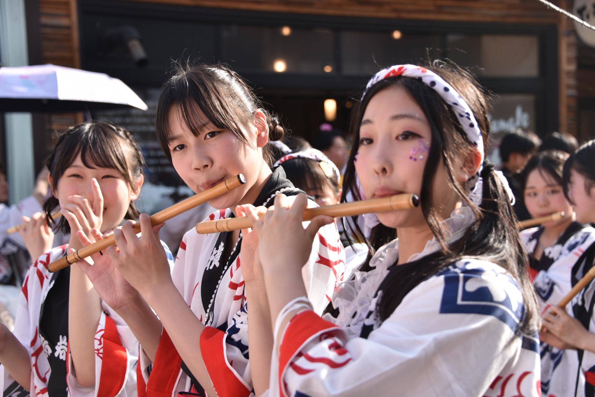 笛を吹く人の様子