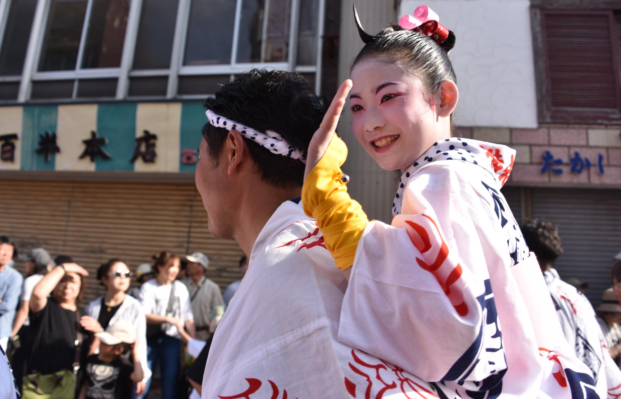 踊り子を担ぐ男性の様子