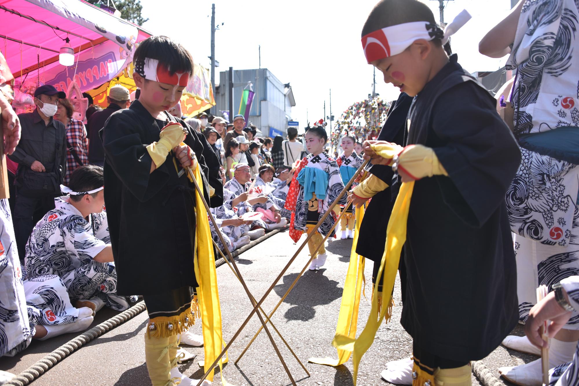 金棒を持つ子供たち