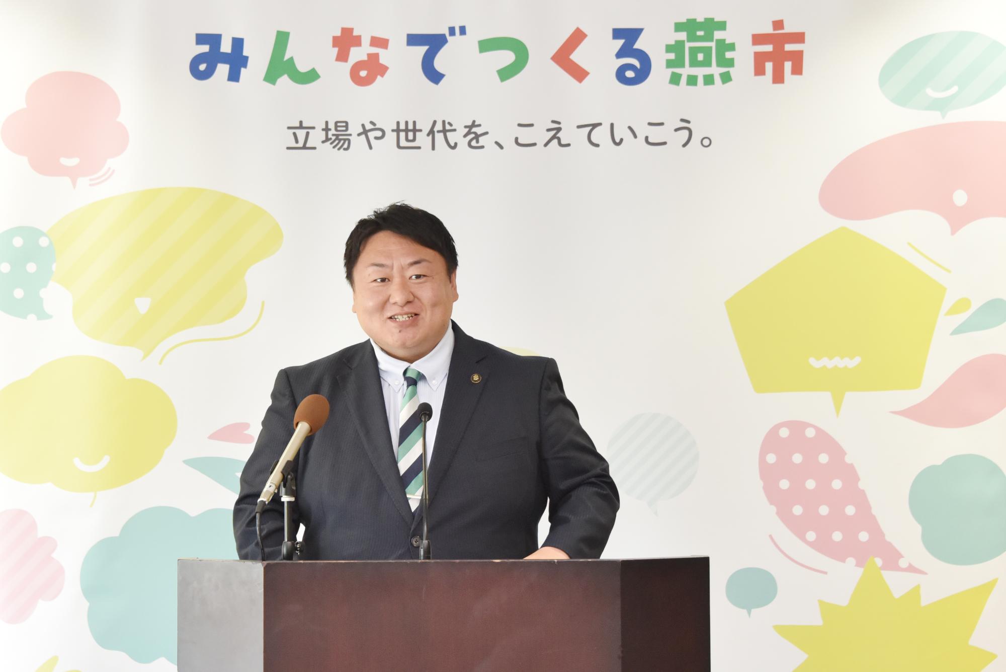 定例会見を行う市長