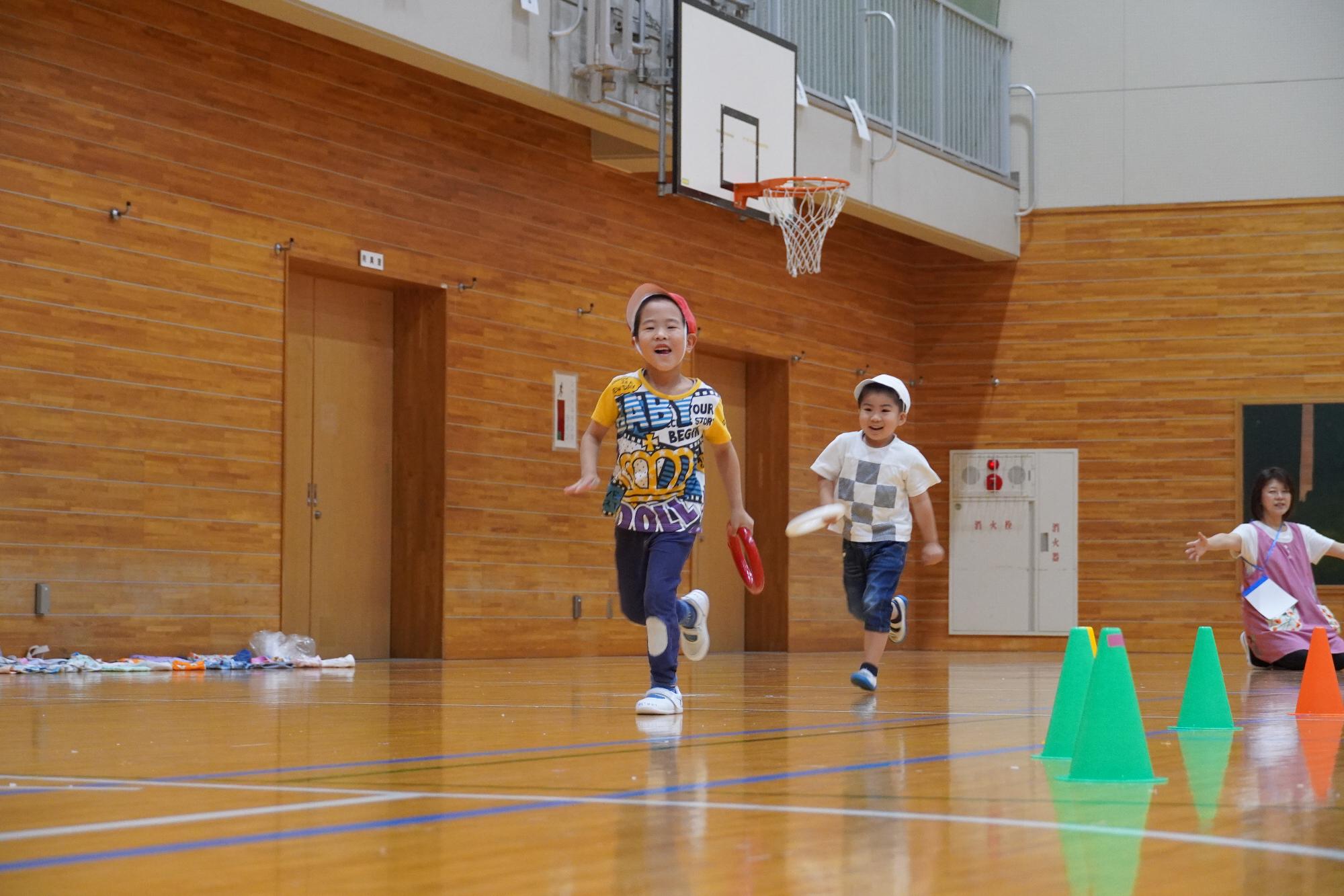 リレーをする子供たち