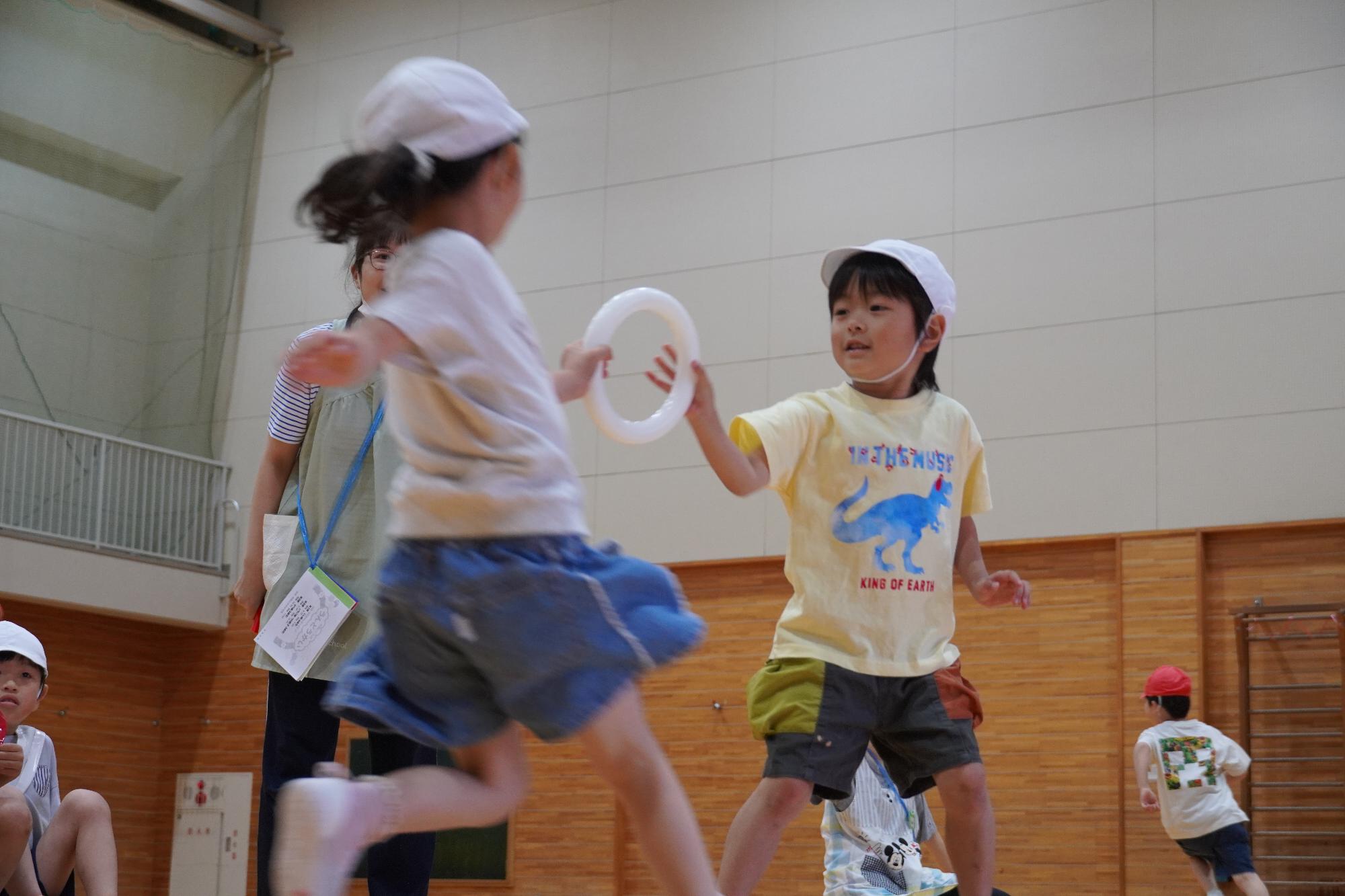 リレーをする子供たち