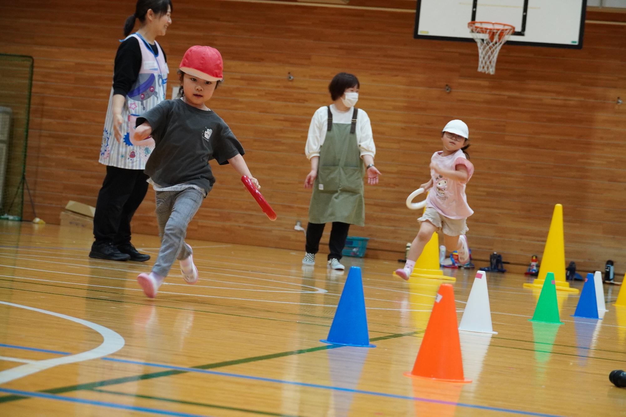 リレーをする子どもたち