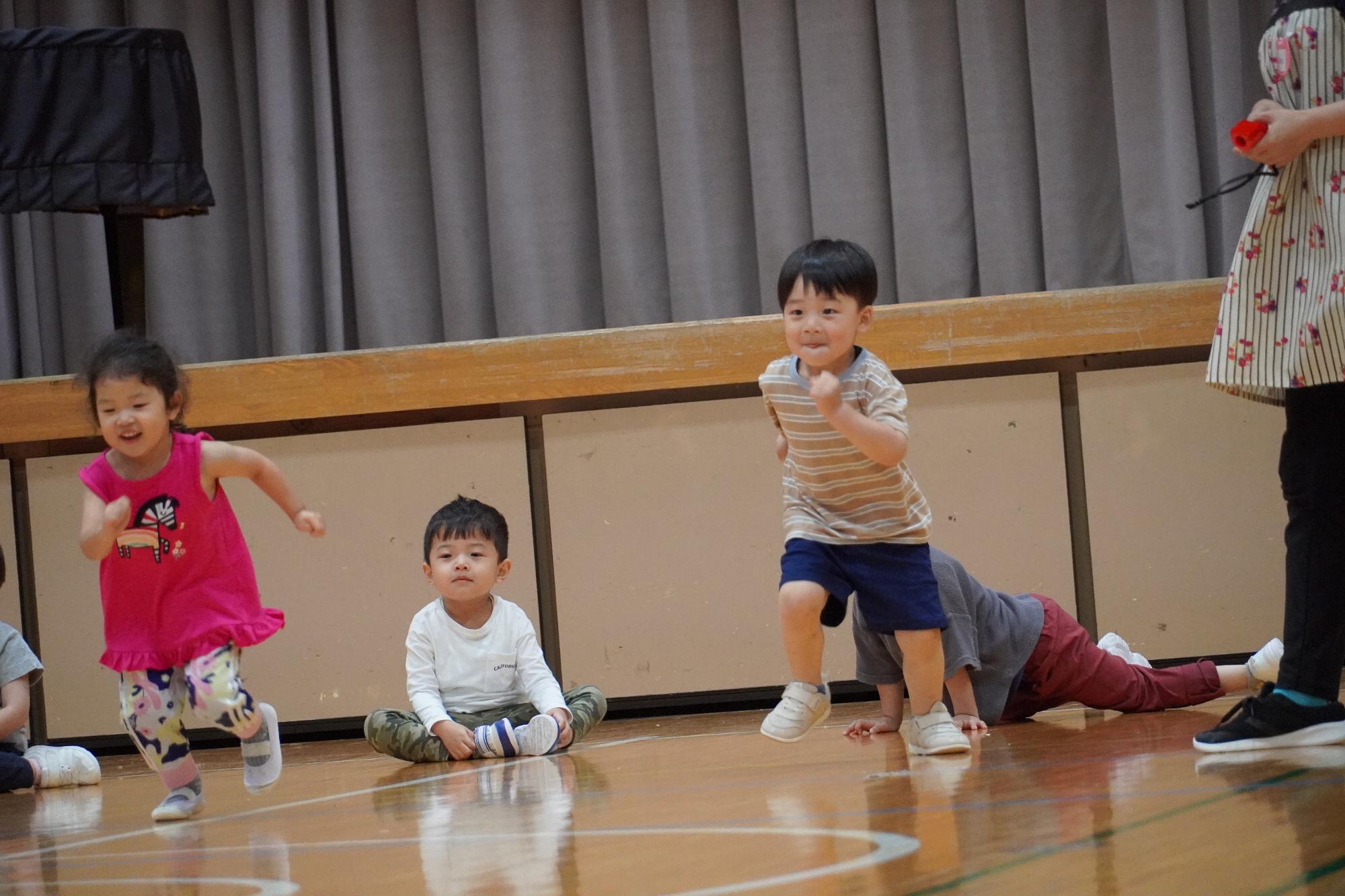 かけっこをする子供たち