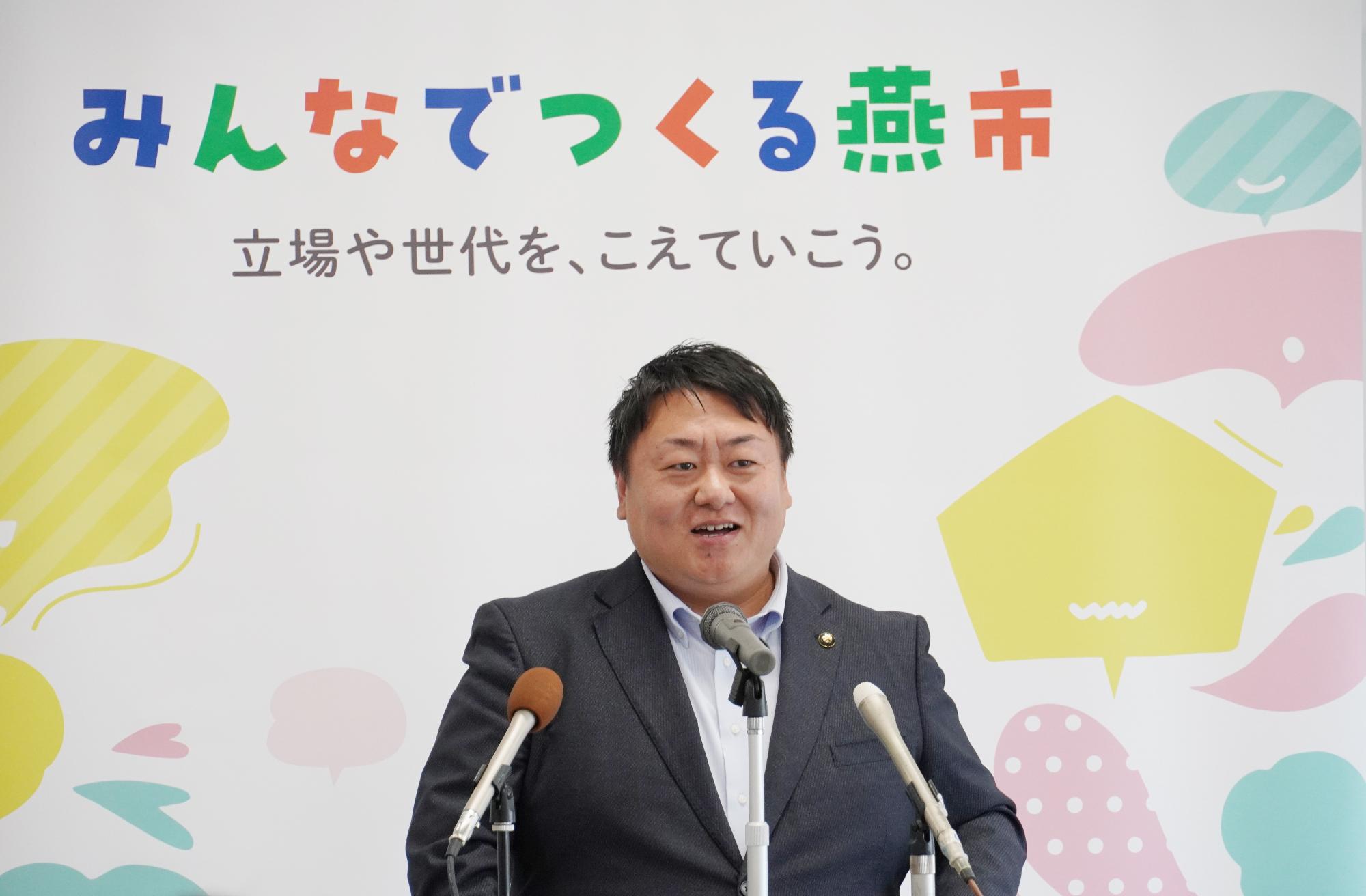 定例会見を行う市長