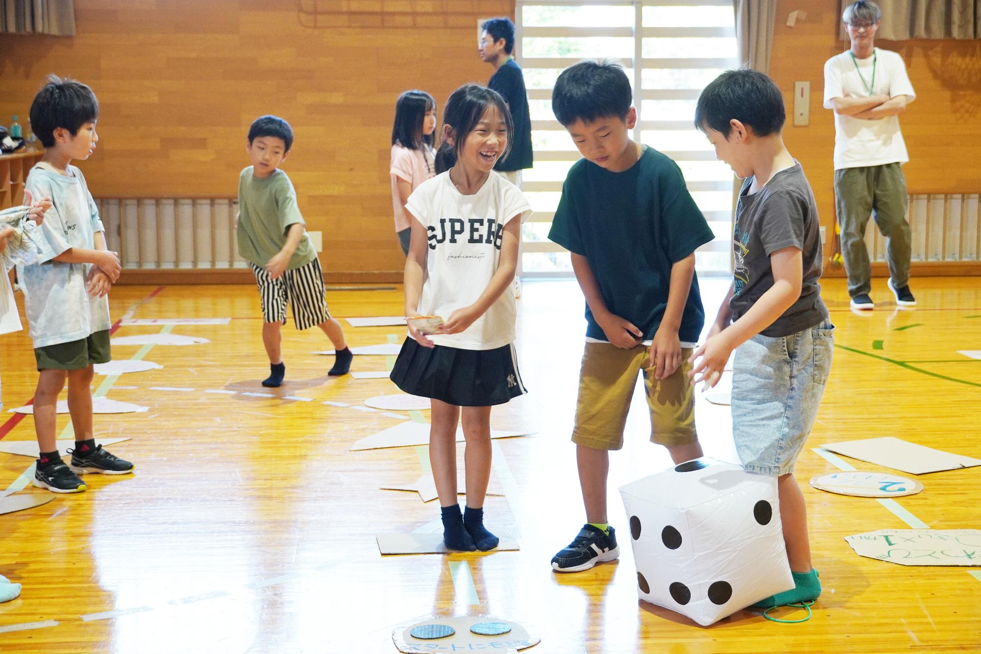 すごろくであそぶこども
