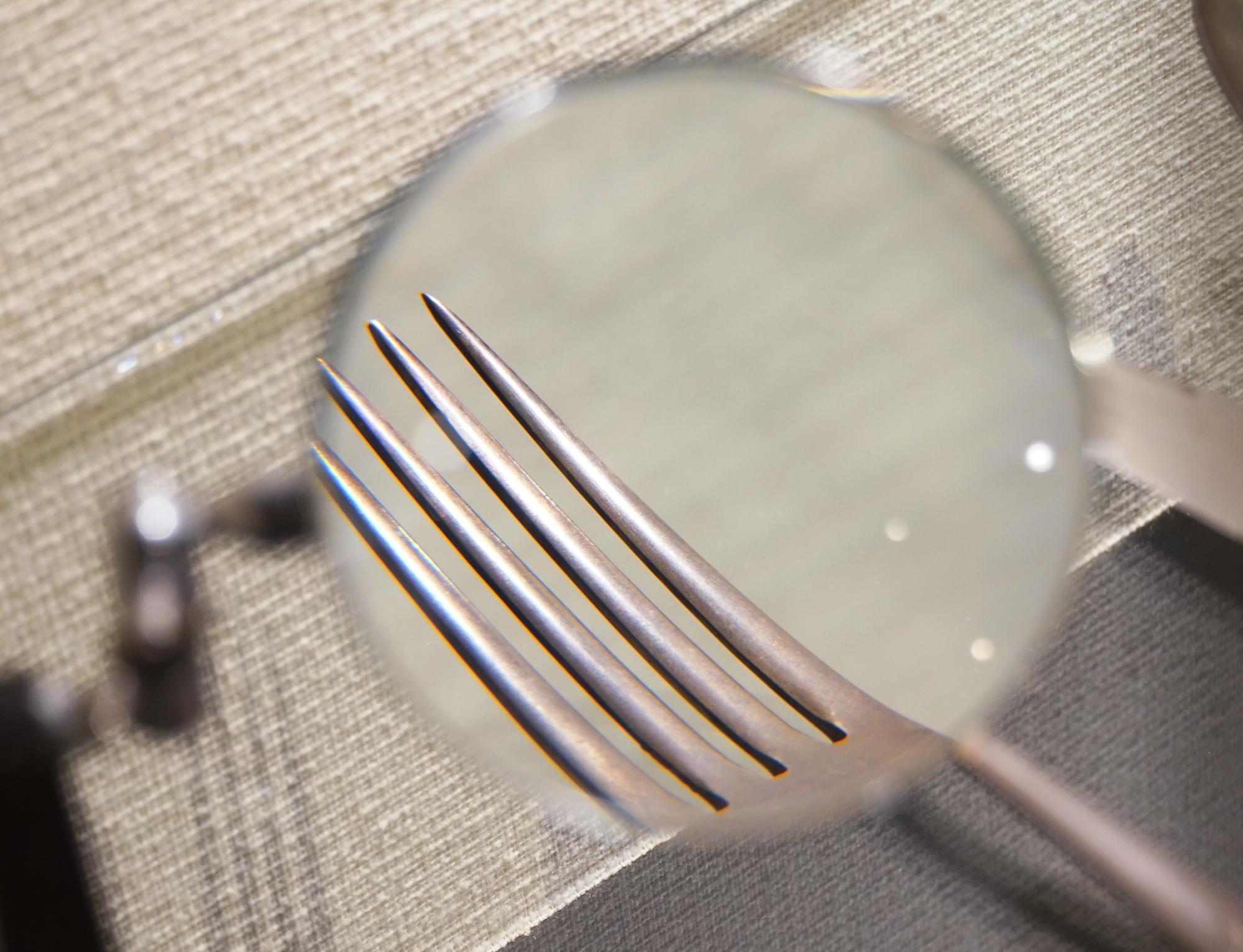 虫眼鏡で洋食器を見た様子