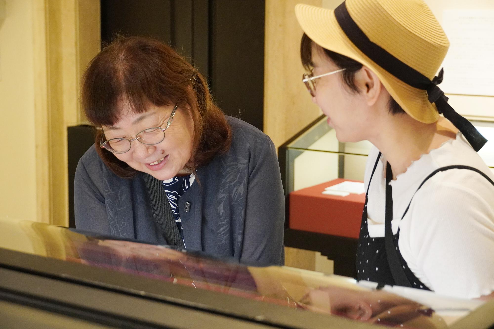 展示品を見る2人の女性の様子