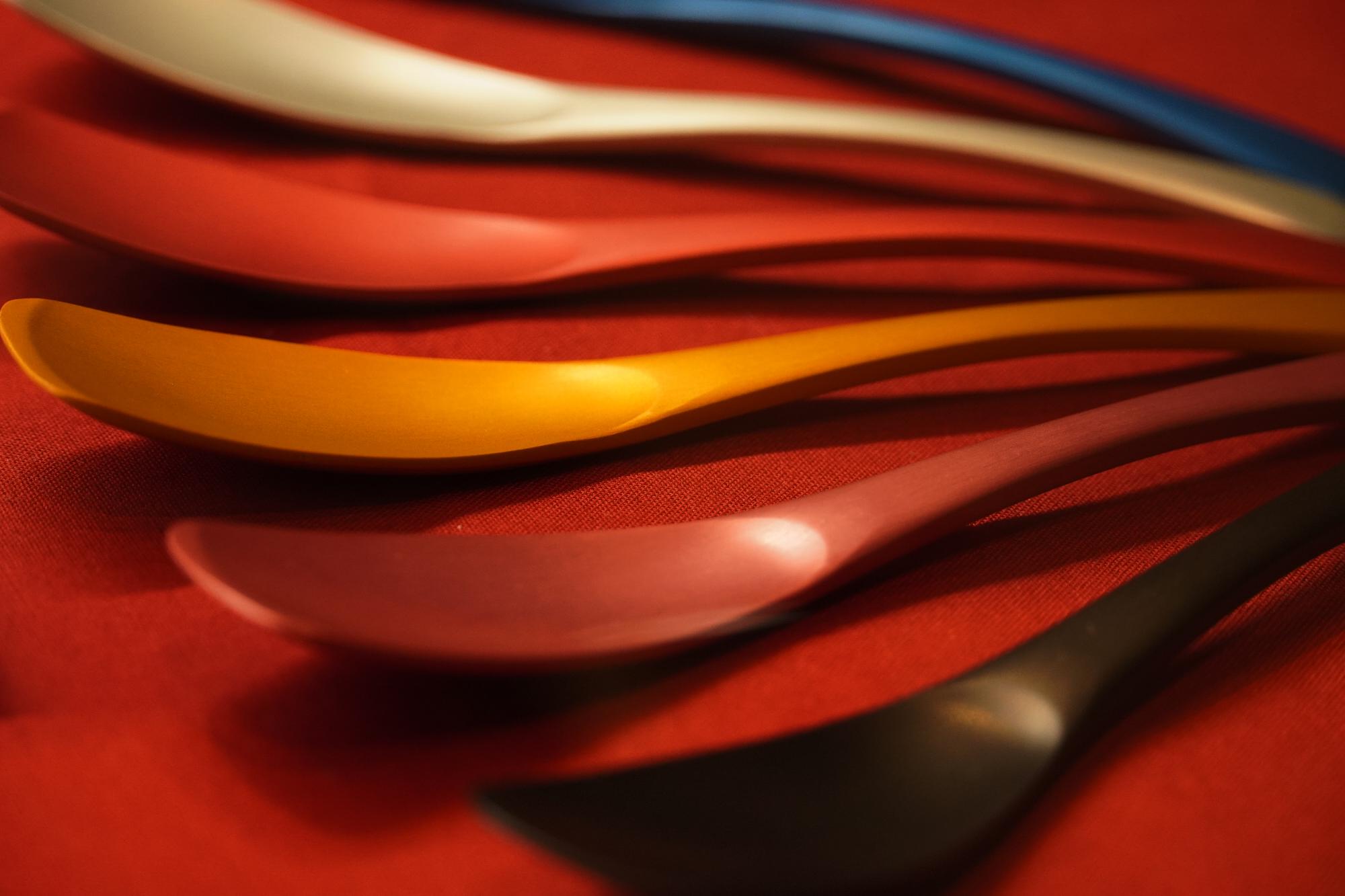 カラフルな洋食器の写真