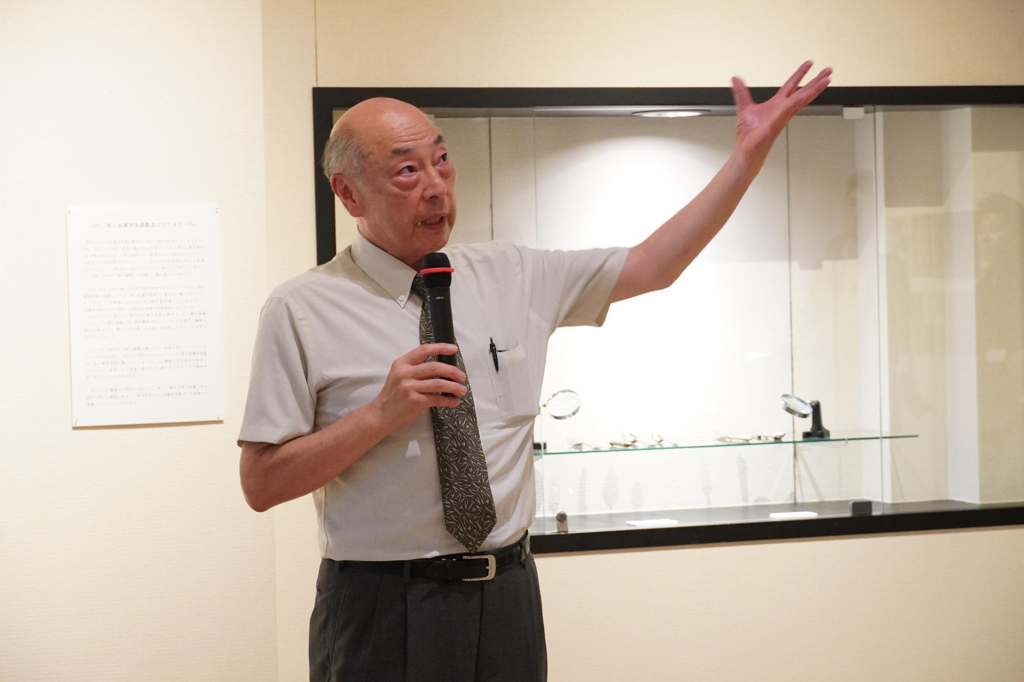解説をする小林理事長の様子
