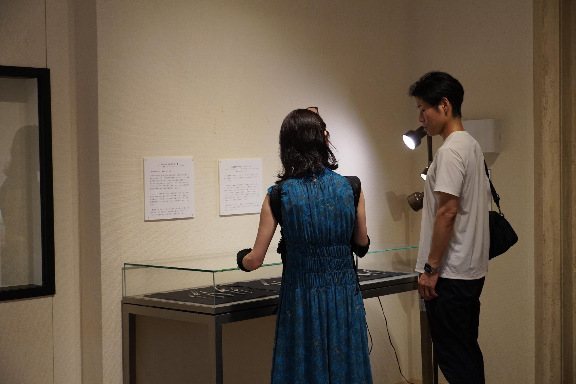 展示品を見る男女の様子