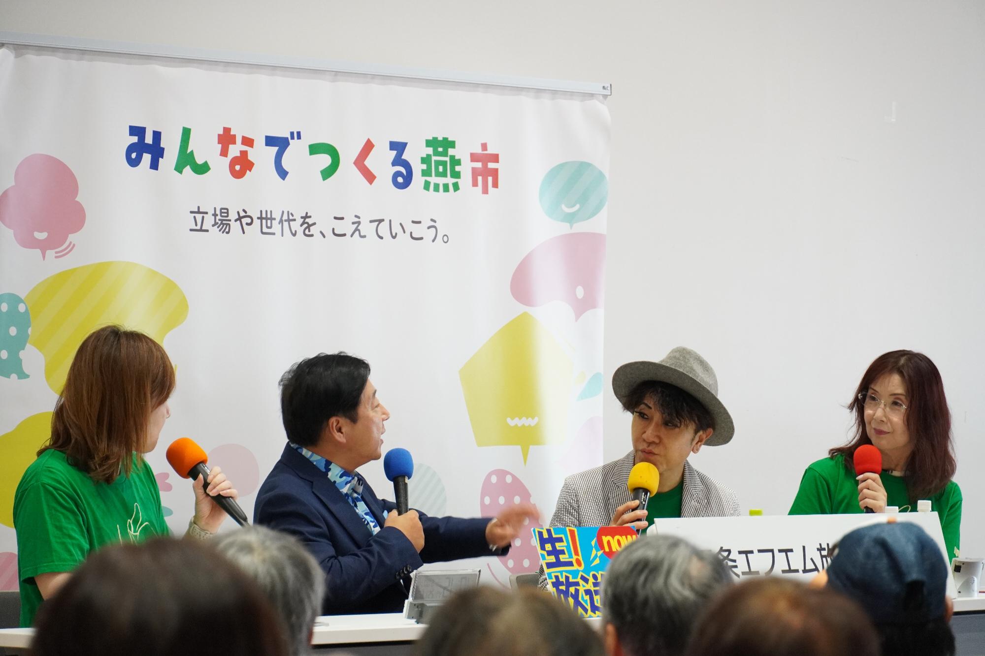 パーソナリティによる軽快なトーク場面