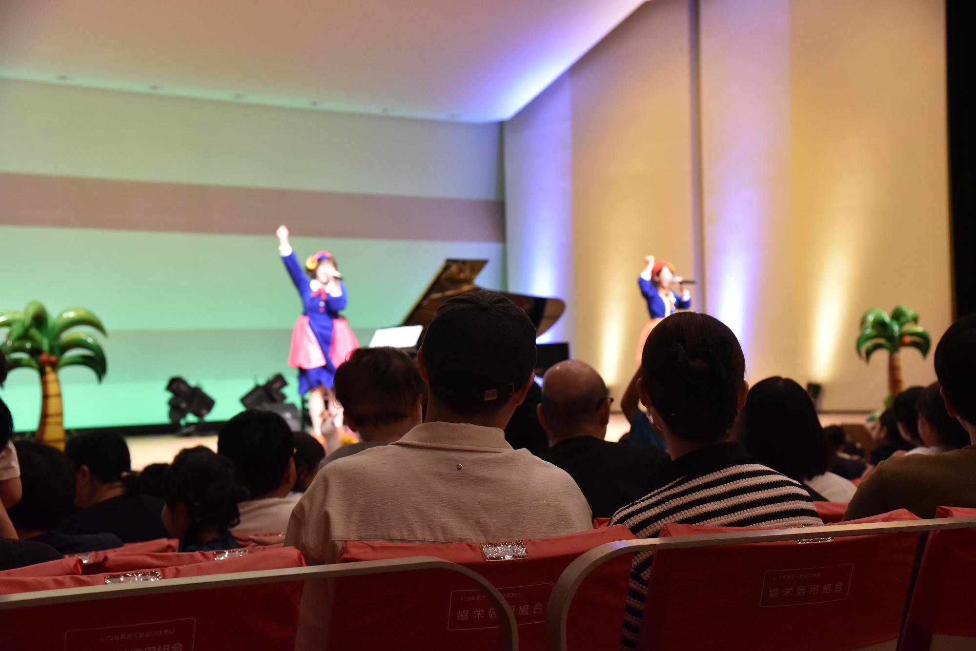 いっちーとなるの公演を見ている様子