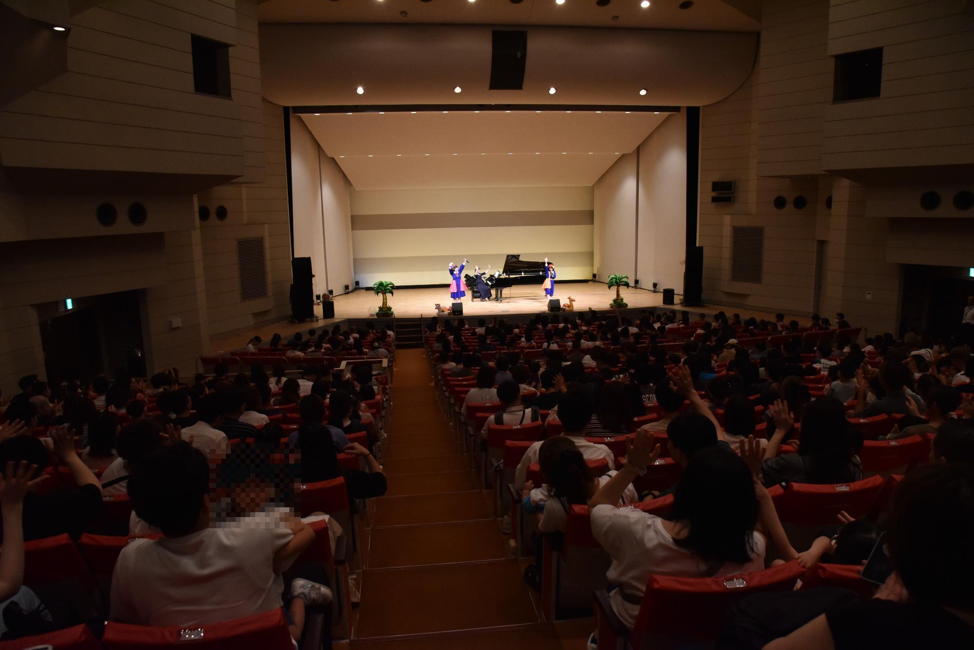 いっちーとなるの公演を見ている様子