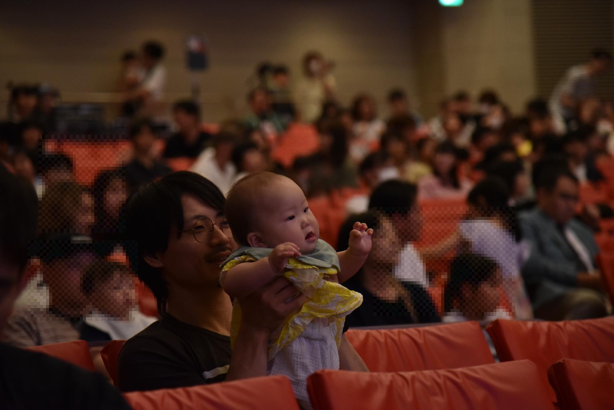 いっちーとなるの公演を見ている様子