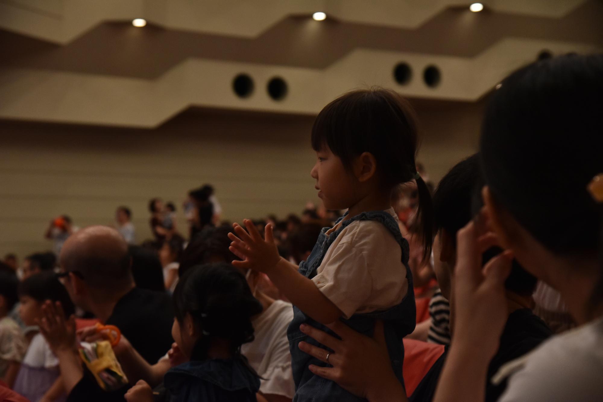 いっちーとなるの公演を見ている様子
