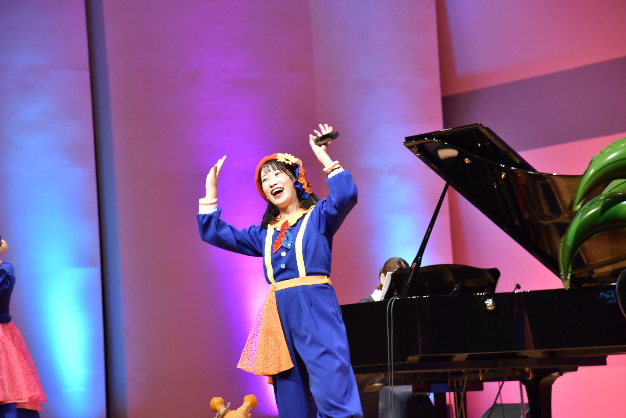 いっちーとなるの公演を見ている様子