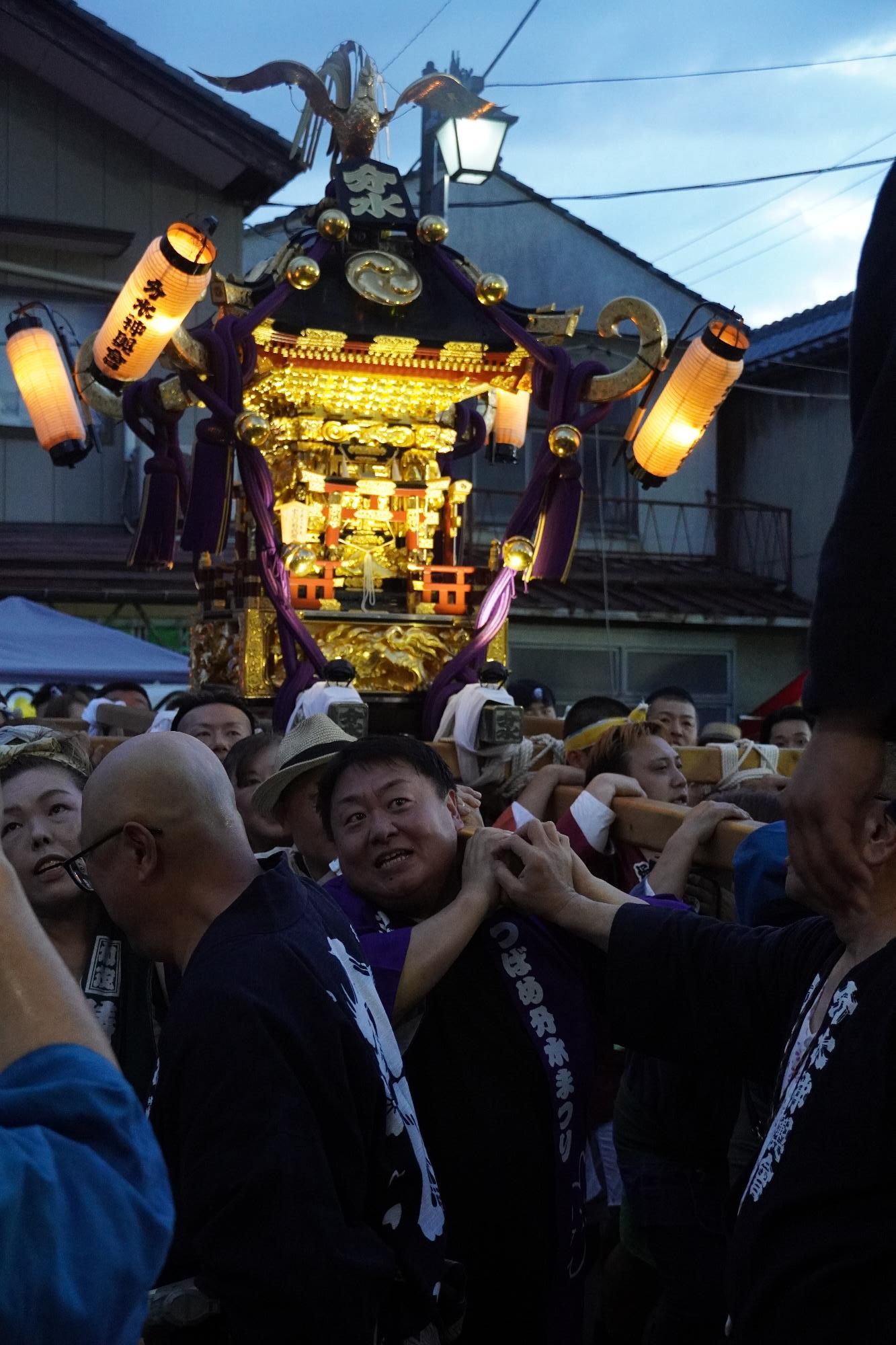 市長が神輿を担ぐ様子