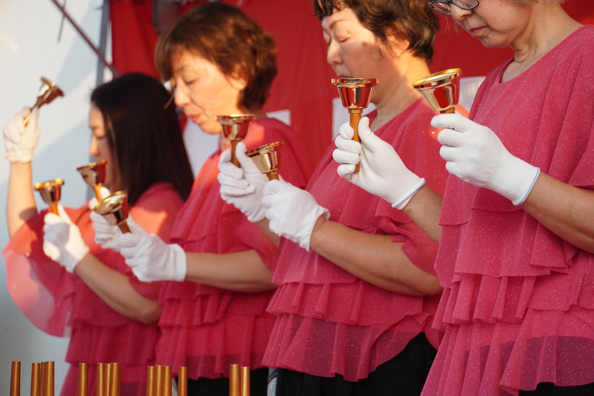 分水チェリーベルが演奏している様子
