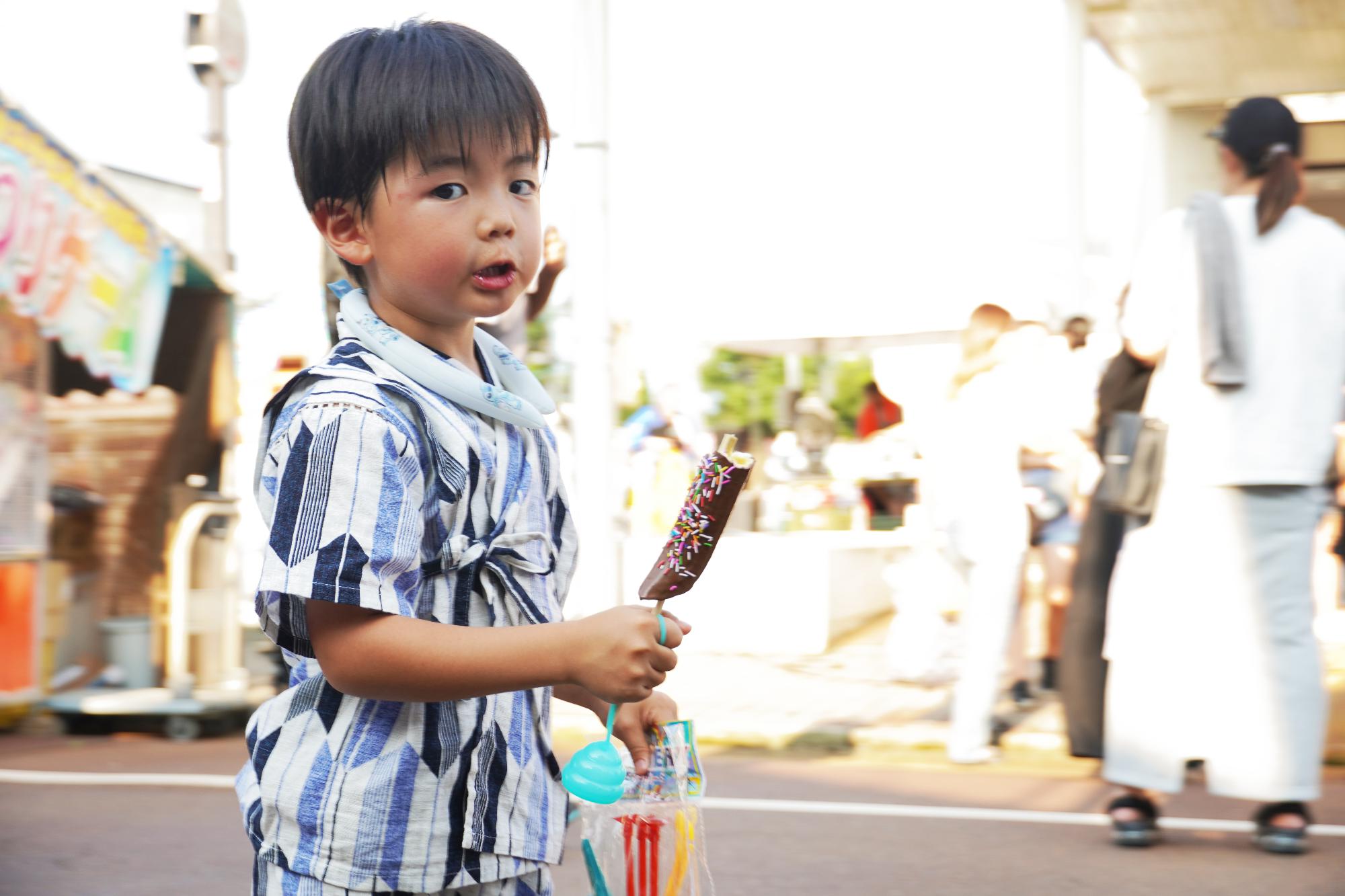 チョコバナナを食べている子どもの様子