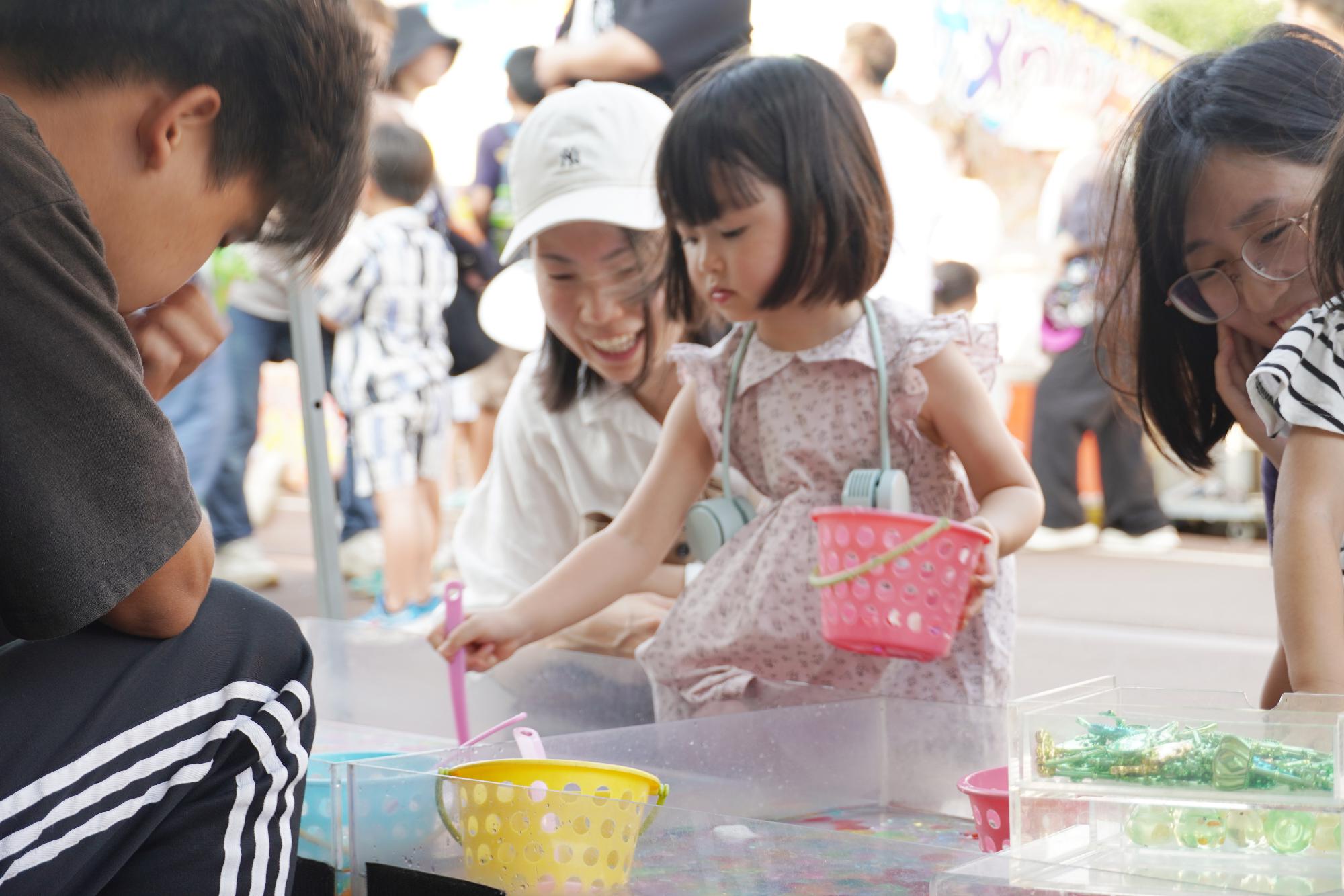 屋台で遊んでいる子どもの様子
