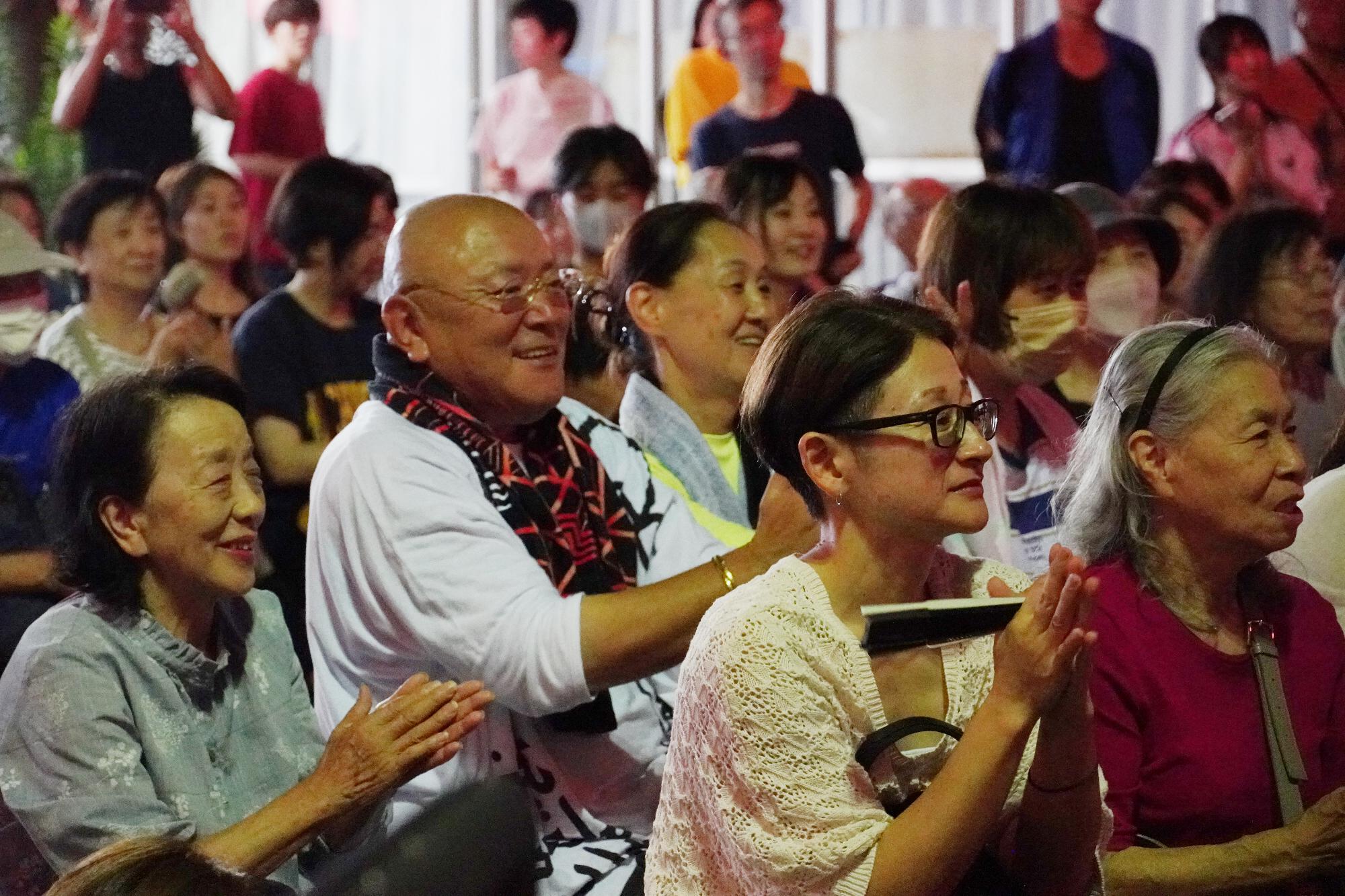 太鼓の演奏を聴いている様子