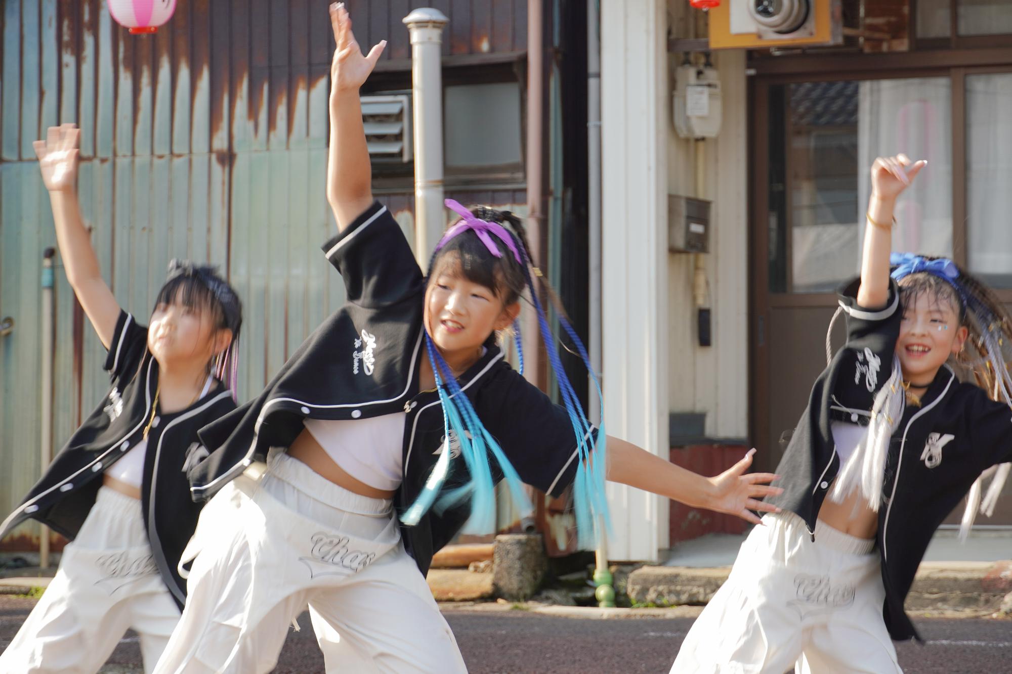 ダンスを披露している様子
