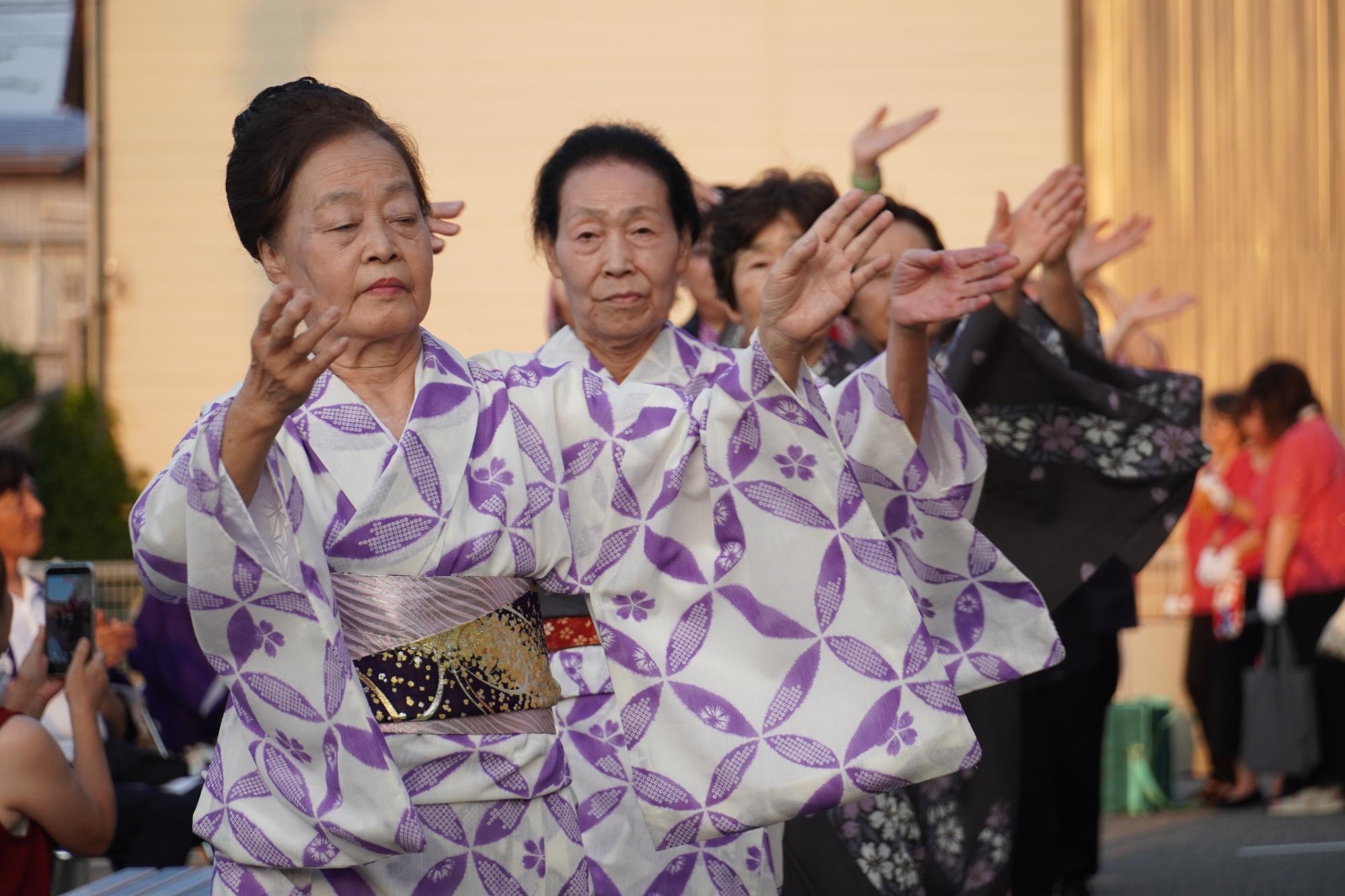 燕市文化協会芸能部分水支部による踊りの様子